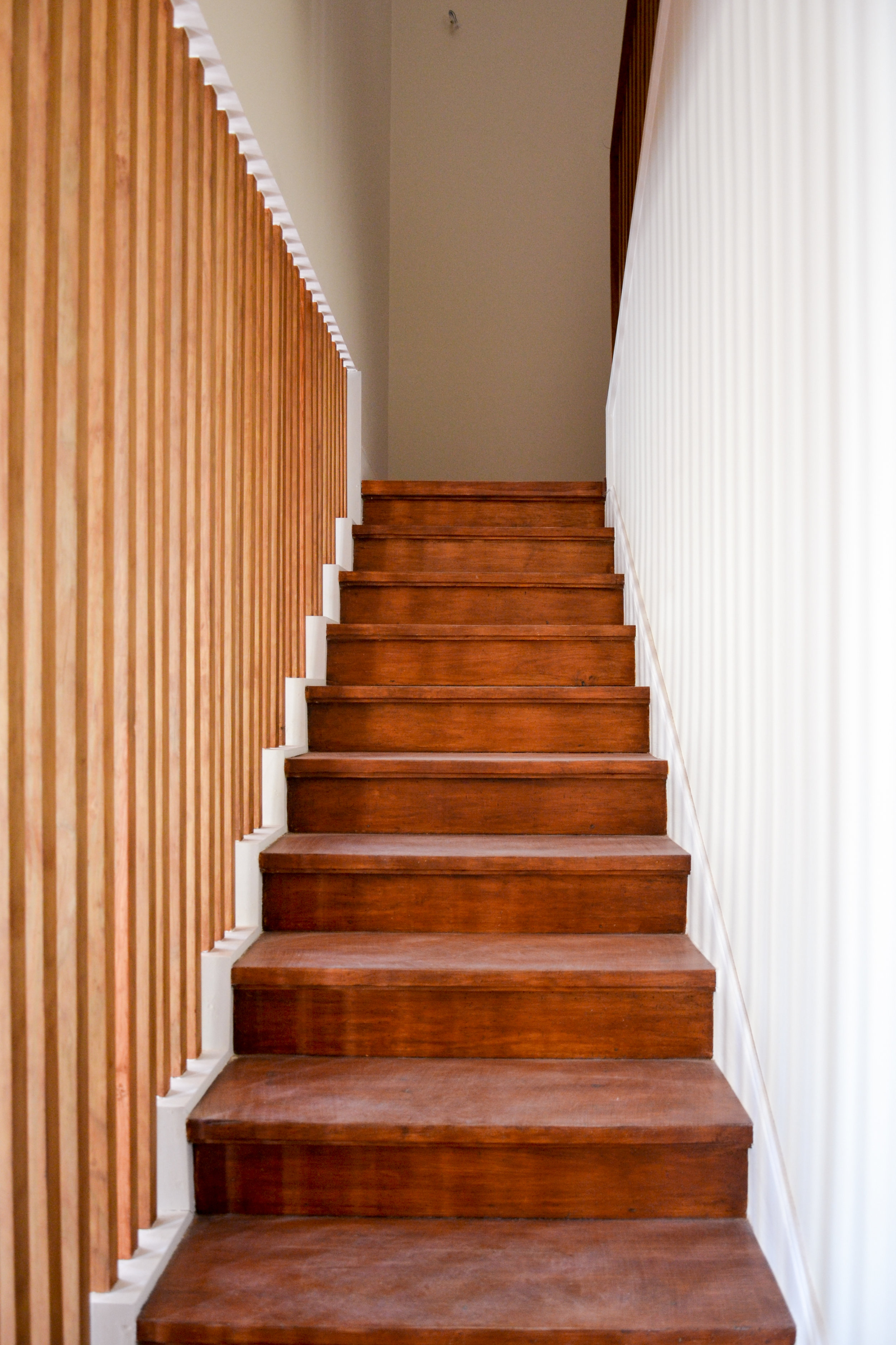 The most significant element of this transformation is the stairwell that runs through the building, and besides to solve lighting issues in the basement ,of privacy on the entrance floor and safety at room floor, gives formal unity to the project.