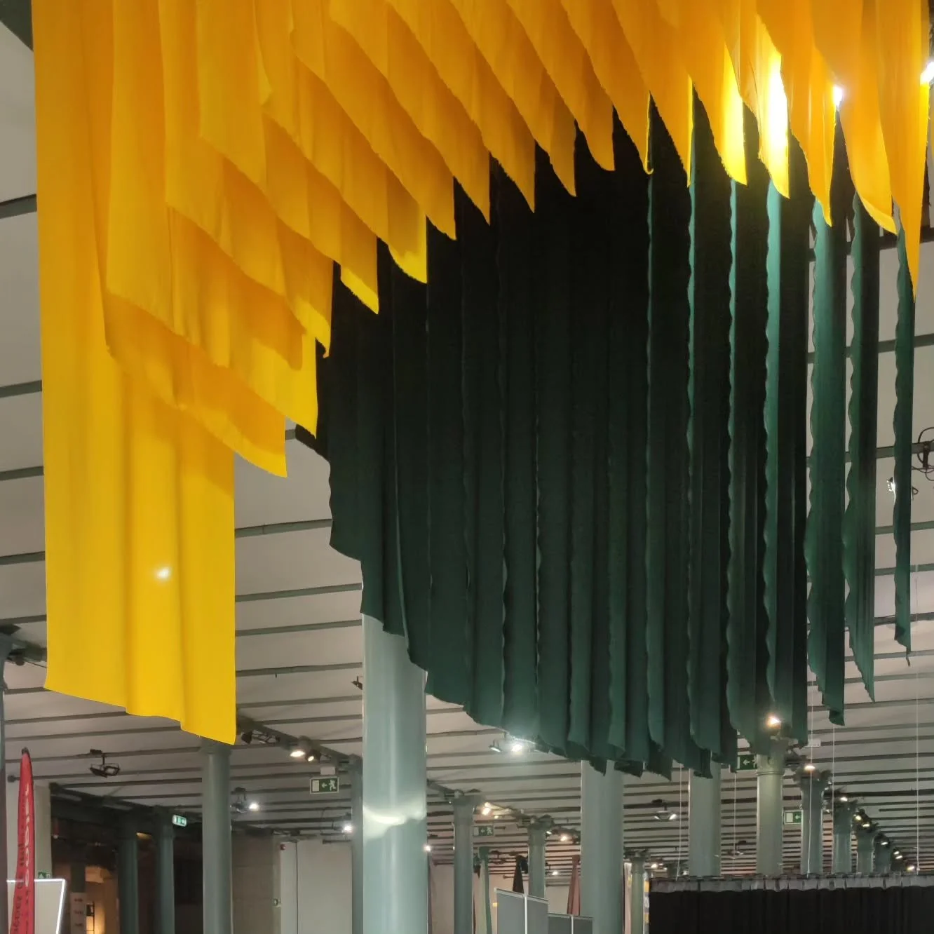 Alguns projectos s&atilde;o pensados para durar d&eacute;cadas, outros duram apenas algumas horas.

Some projects are meant to last decades, others only last for a couple of hours.