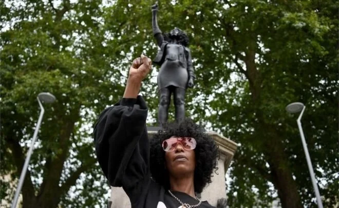‘Musical Statues’