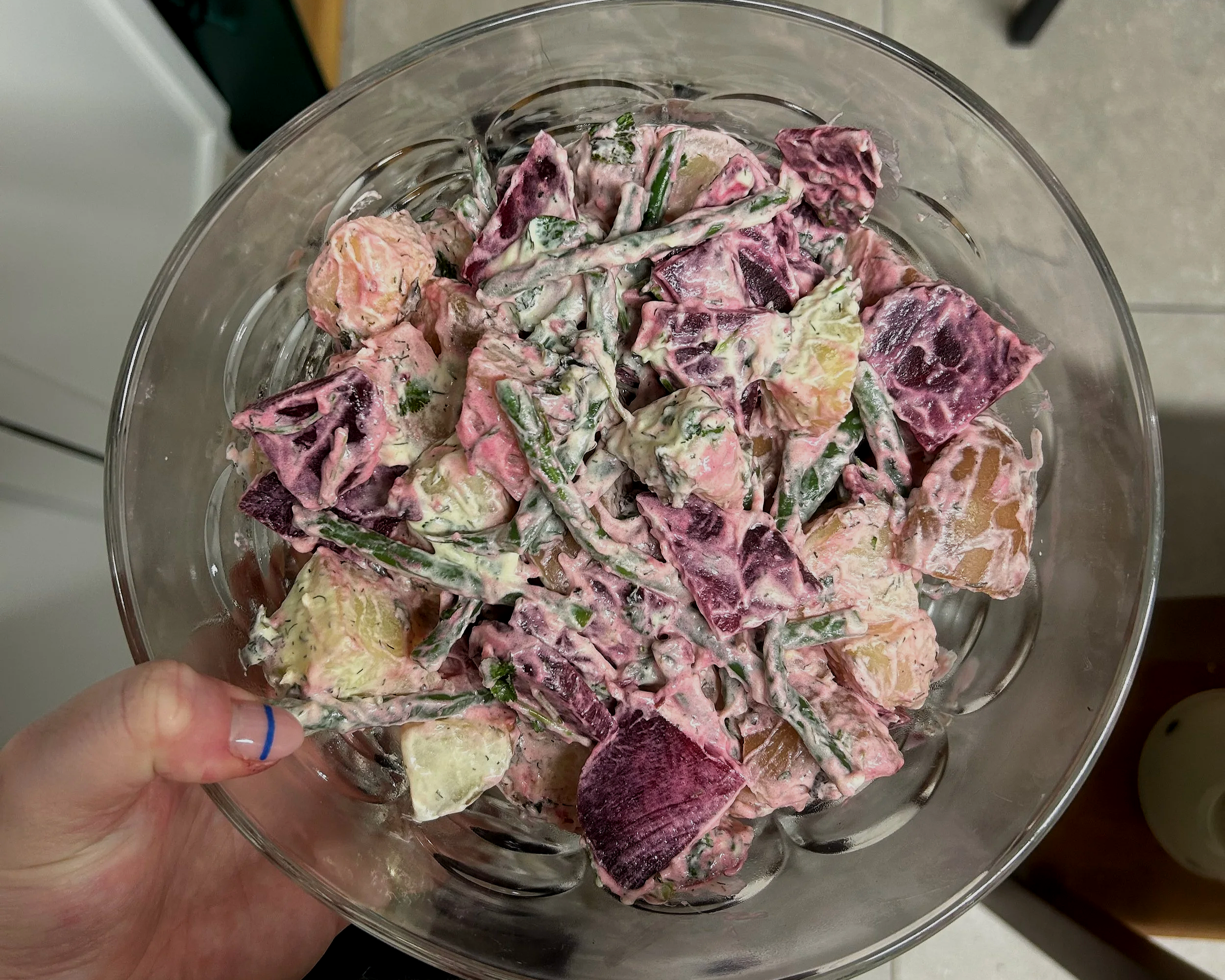 Herby potato salad with green beans and beetroot 