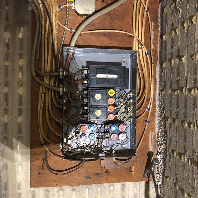 Another successful service upgrade. We removed the 100 amp fuses and upgraded this customer to 200 amp! 
Call us today to help with your service needs!