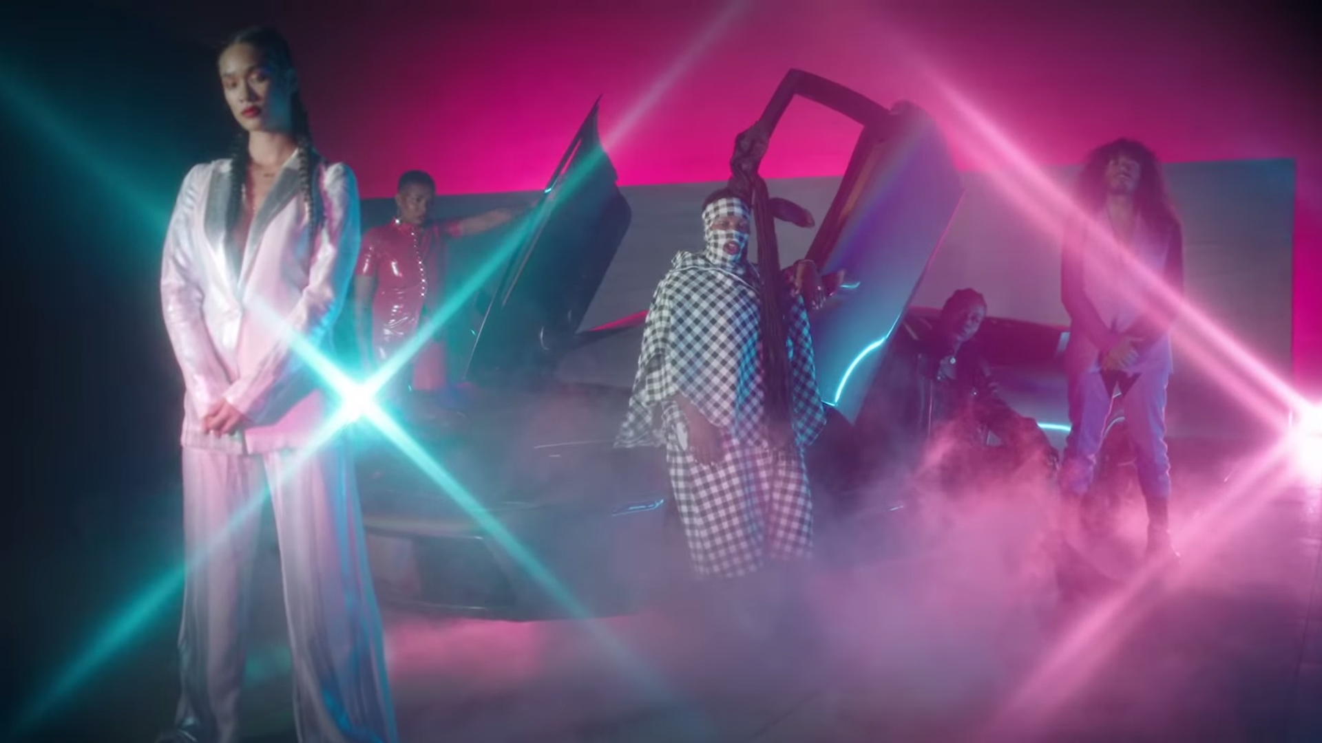 Leikeli47 - M I L K (Official Video) 1-27 screenshot.png