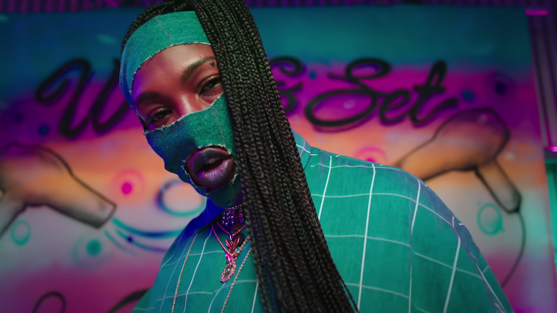 Leikeli47 - M I L K (Official Video) 0-30 screenshot.png