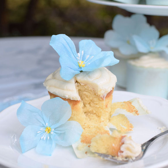 Blue-Flower-Cupcake-Topper-feature-image-DIY-paperflowers-babyshower.jpg