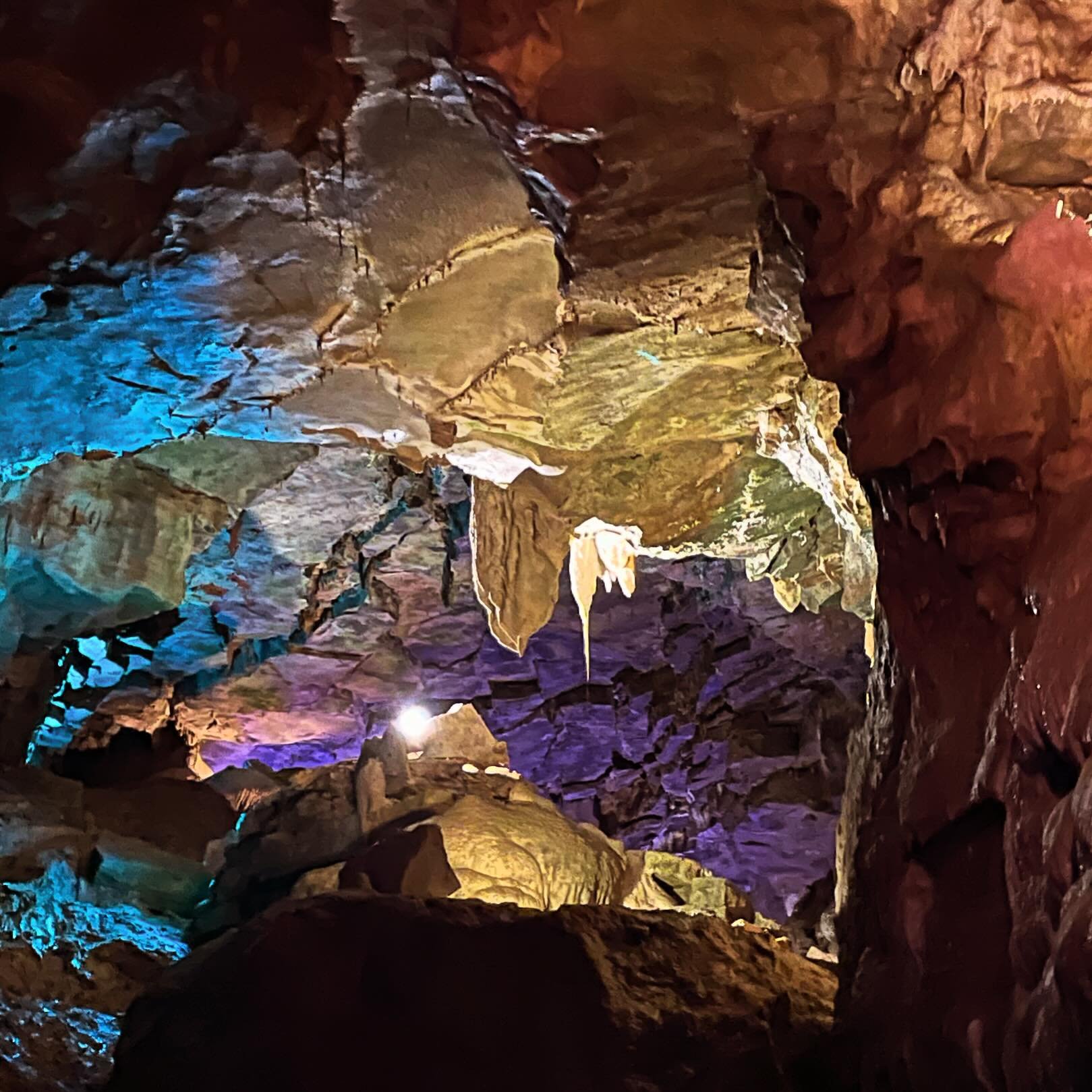 Color and light 

#howescaveny #cave #adventuring #upstate #weekendgetaway #staycation
