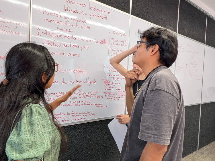 Estudiantes realizando investigación en la comunidad