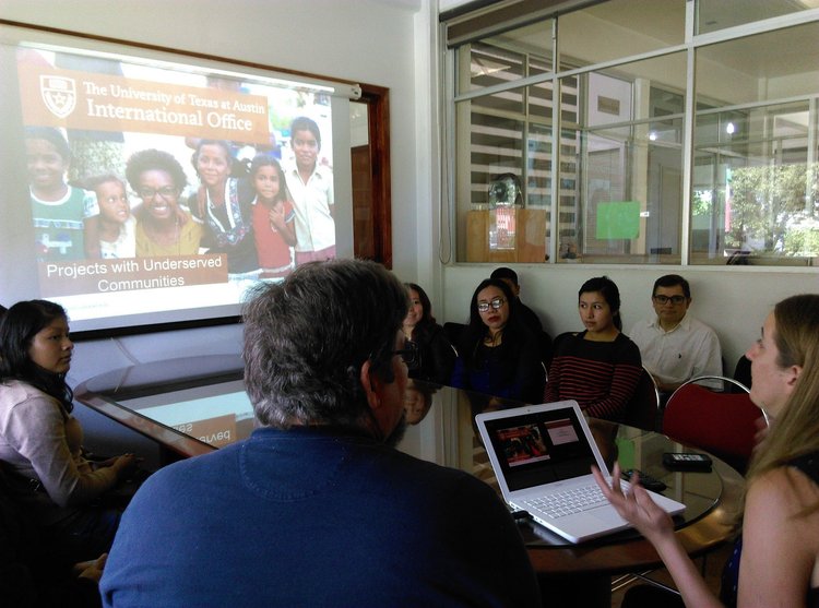 Estudiantes colaborando con empresas comunitarias