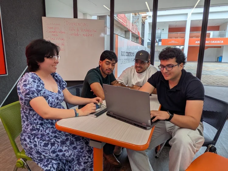 Estudiantes colaborando en el diseño de soluciones