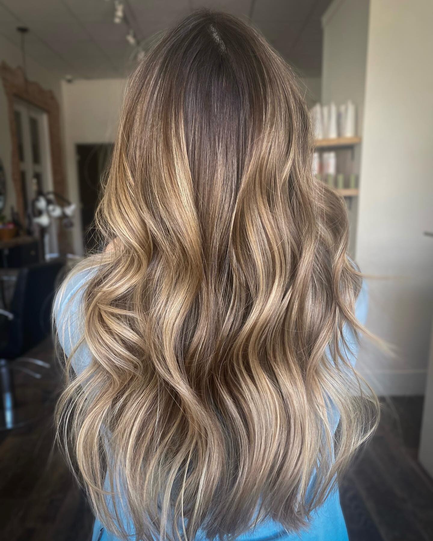 Sunkissed foilayage is an all year round kinda thing ☀️

Colour by @dreakhair 

#foilayage #niagarahairstylist #niagarahair #niagarahairsalon #warmblonde #meltedhair #colourmelt