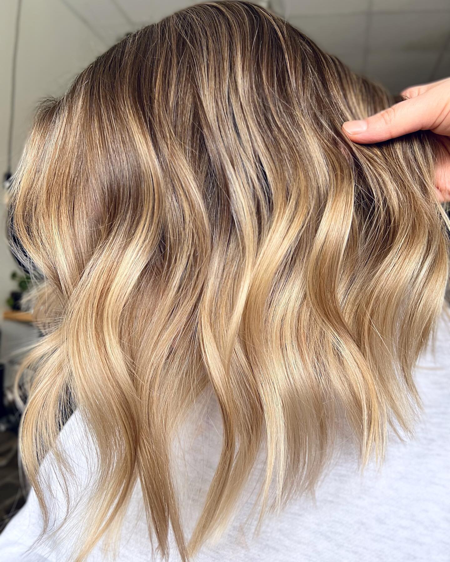 There&rsquo;s nothing better than a successful first appointment + a happy new client✨

Hair @manegirljilly 
Babe @sstevens44 

#niagarahairstylist #niagarahairsalon #niagarahair #highlightedhair #hairhighlights #blondehighlights #champagneblonde #ha