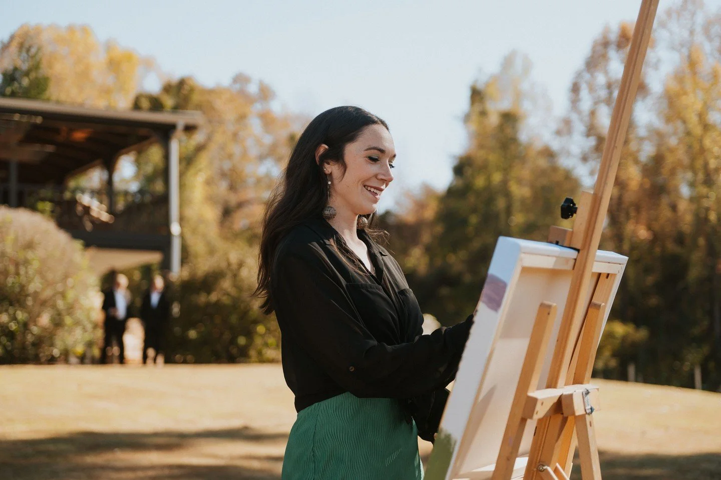 🎨✨ Live painting at weddings is more than just a beautiful creation&mdash;it's a source of joy and fulfillment for me, too! 💖When you smile, I find myself smiling too! There's nothing quite like capturing the excitement and happiness on your specia