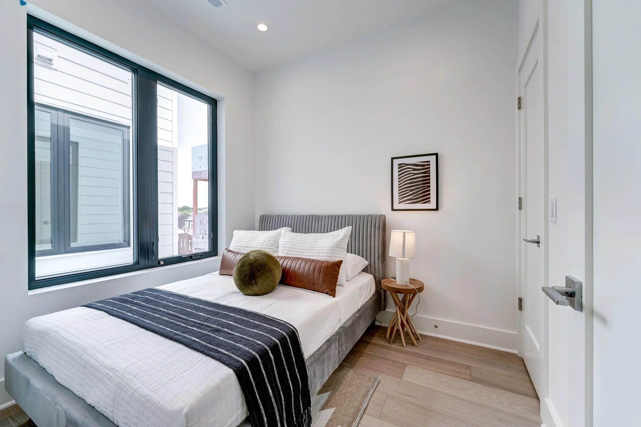 12-web-or-mls-3319 11th St NW #PH1 (12).jpg
