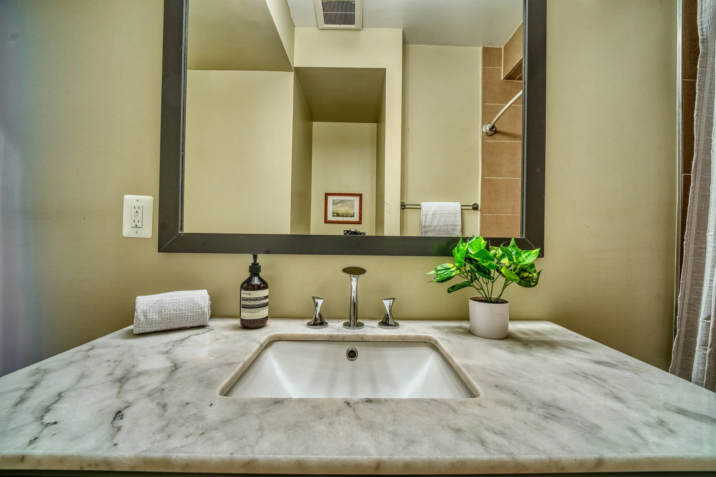 _EMB8525_HDR.jpg