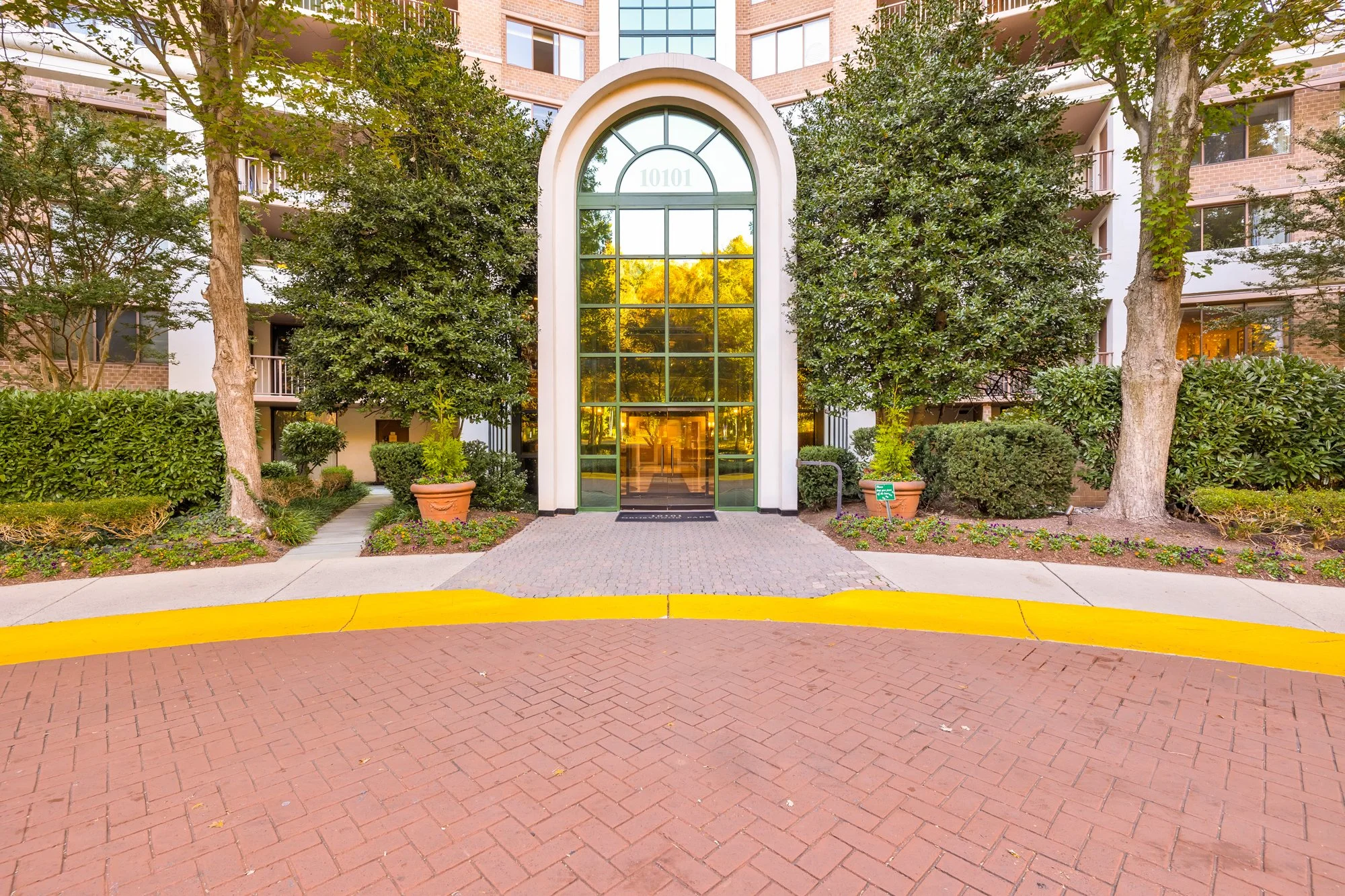 10101 Grosvenor Pl 1414-0004.jpg