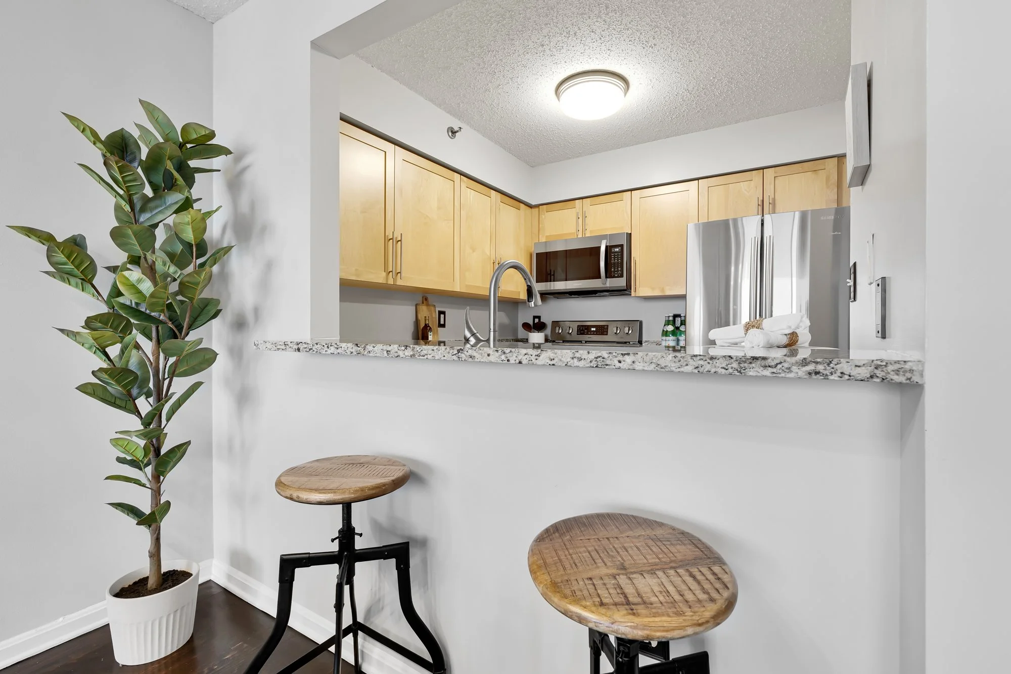 10101 Grosvenor Pl 1414-0018.jpg