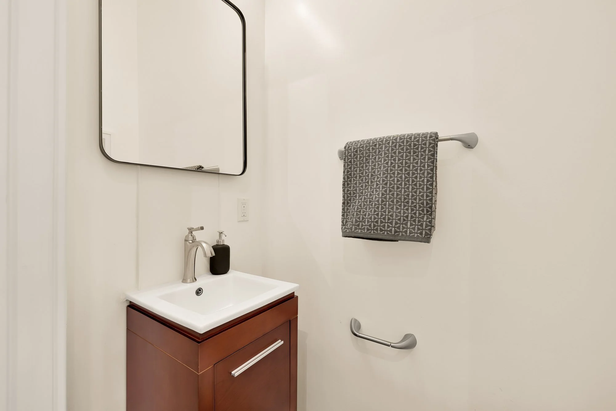1429 Meridian Pl NW-0011.jpg