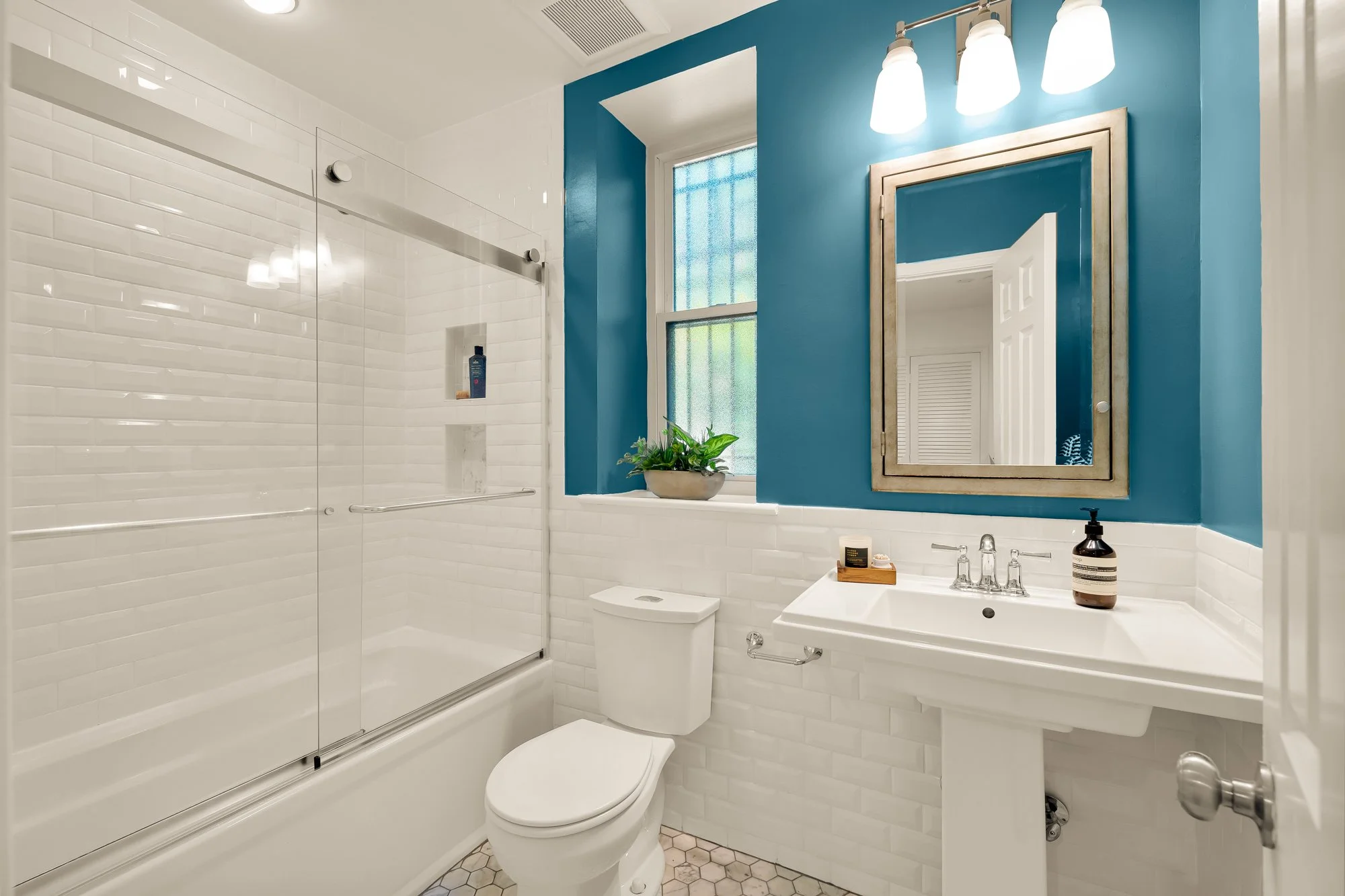 1651 Lamont St NW 1E-0021.jpg