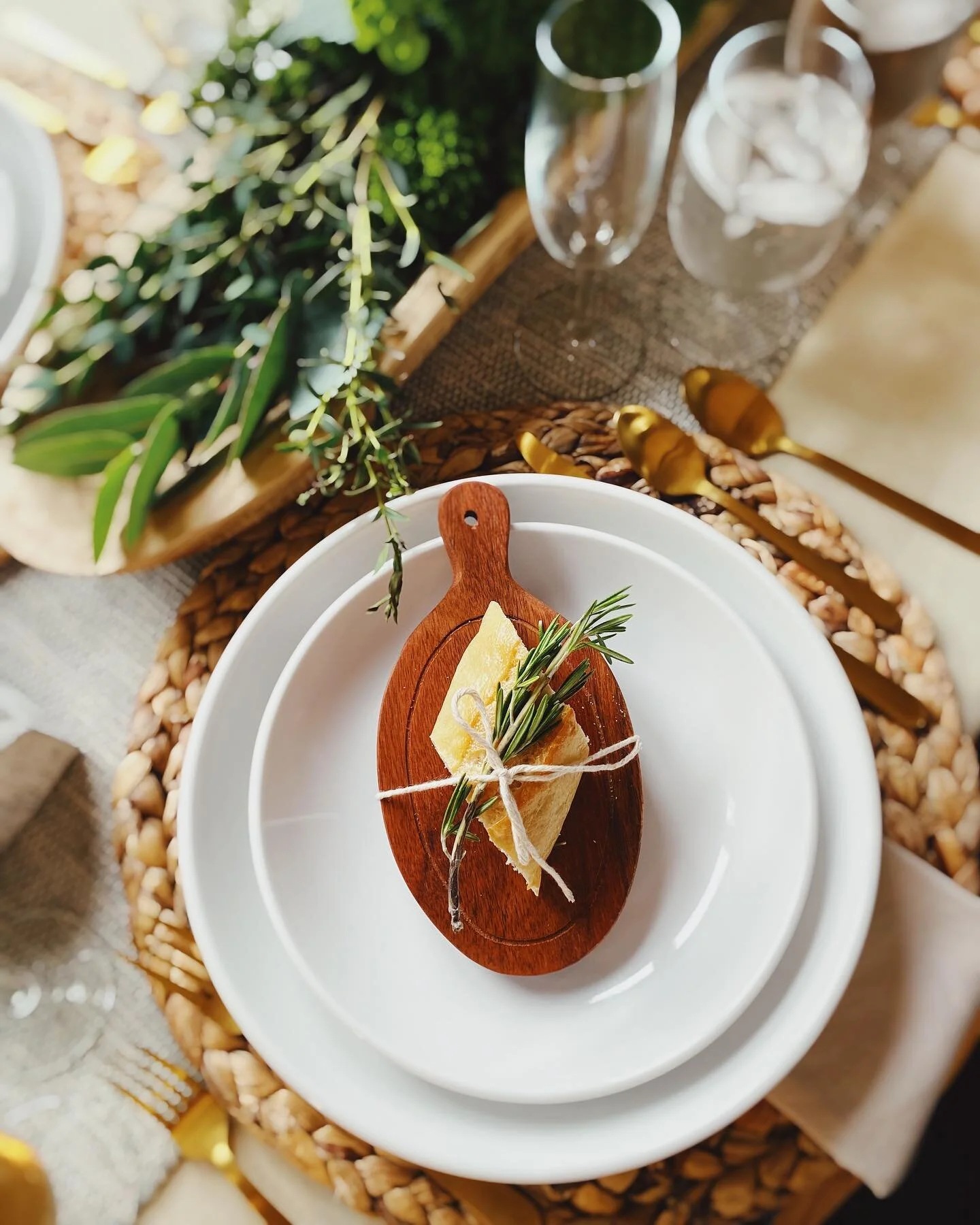 Who doesn&rsquo;t love a warm sourdough baguette at their place setting? A perfect chewy agent to dip into any sauces throughout each of the 6 provided courses 😋
 
Thank you to @cectops for providing the occasion! Back in January, Cutting Edge Count