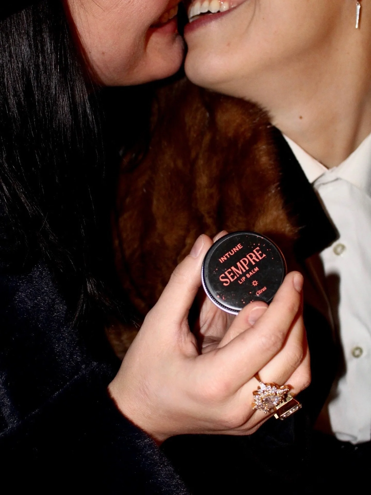 Can&rsquo;t go under the mistletoe without Sempre 💋✨