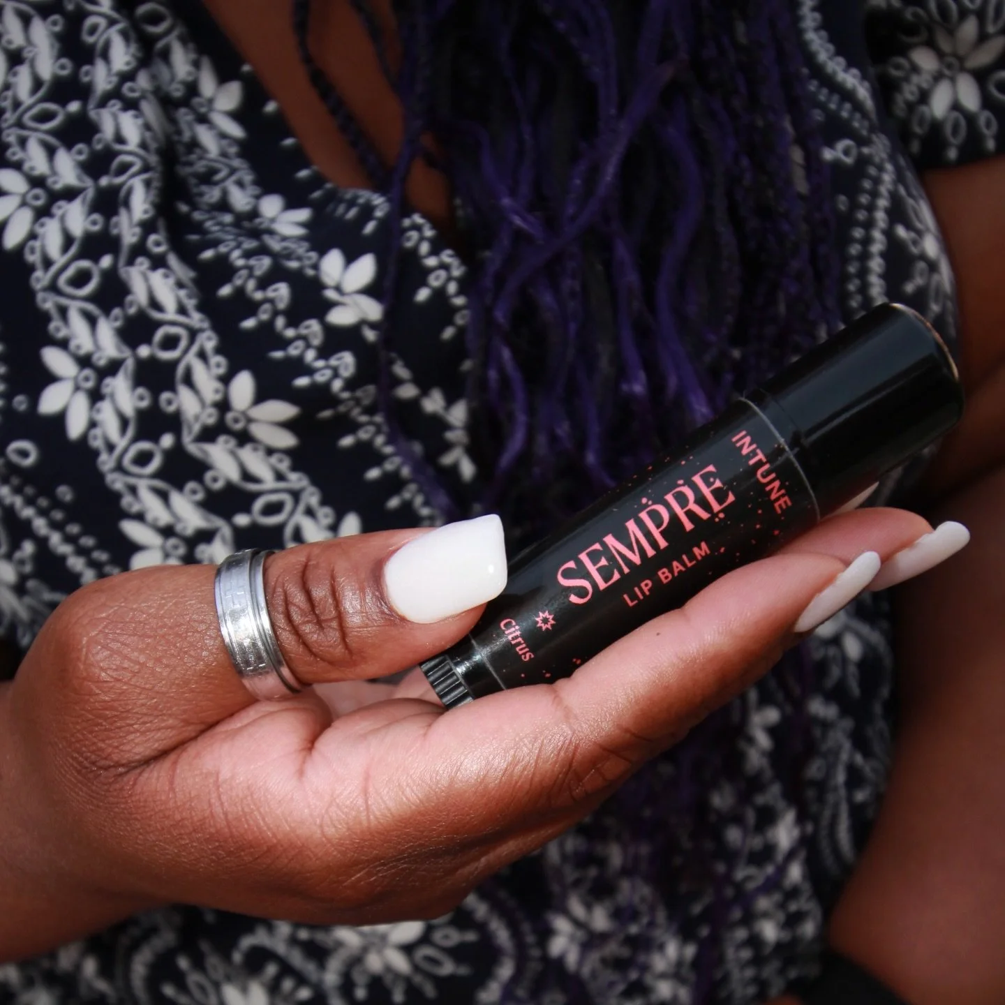 Sempre Stick, our do all balm, reallllyyyyy does it all 💋 Lips, cuticles, dry patches, minor burns, etc. Comment below, what&rsquo;s your favorite way to use Sempre 👇🏽✨