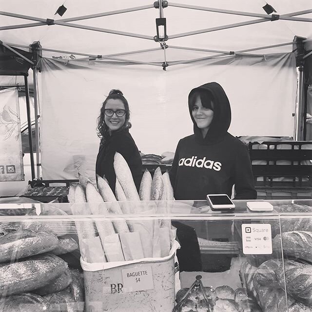 We are at the markets! @pbcshs come and see @natpop and @lindaniels Thanks for all your hard work guys. .
Plenty of bread and it's only raining a little.
.
.
.
.
#artisan #sourdough #bakery #pixel #bakehouse #naturallylevained #flourwatersalt #goldco