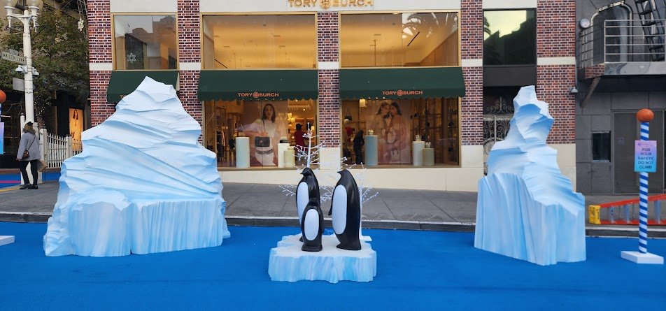 Penguins _ Iceburgs Winterwalk 1.jpg