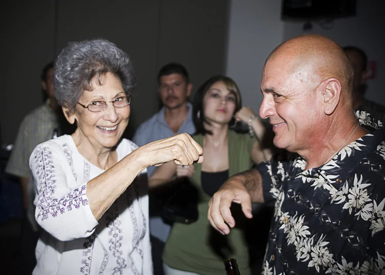 Mom & G's danceing3.JPG