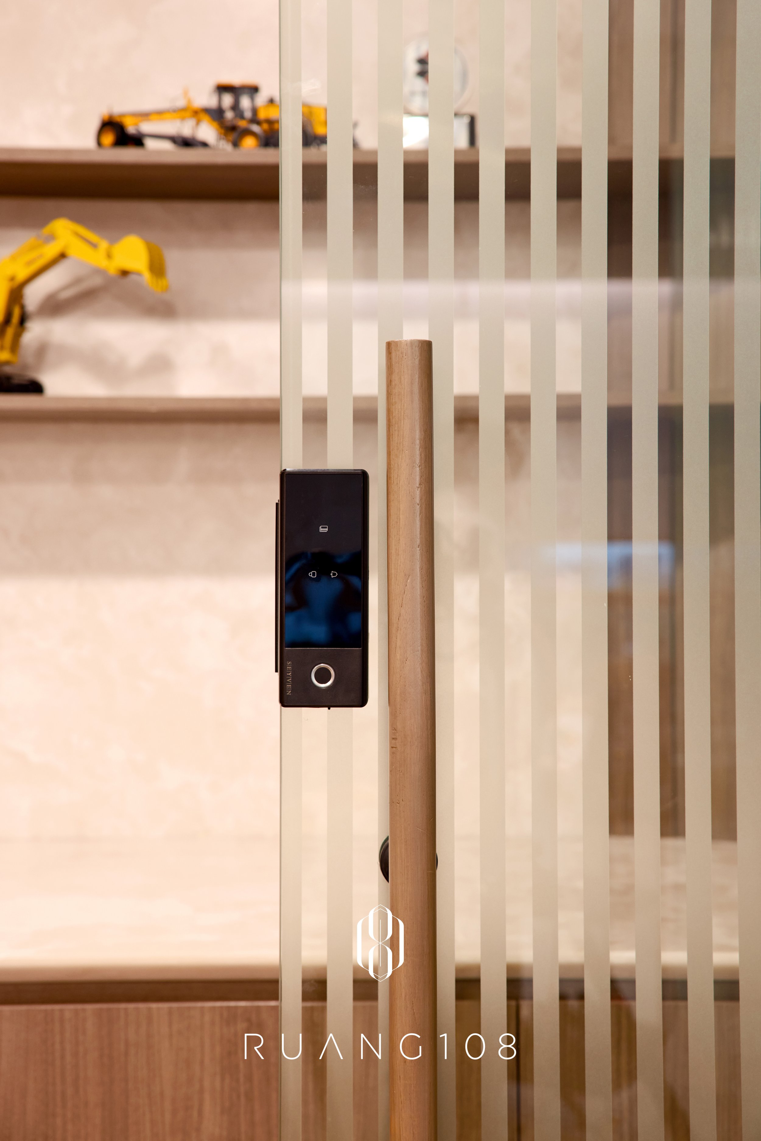 R108-AO-Photo-5706-Detail-Pintu-1-FA-Logo.jpg