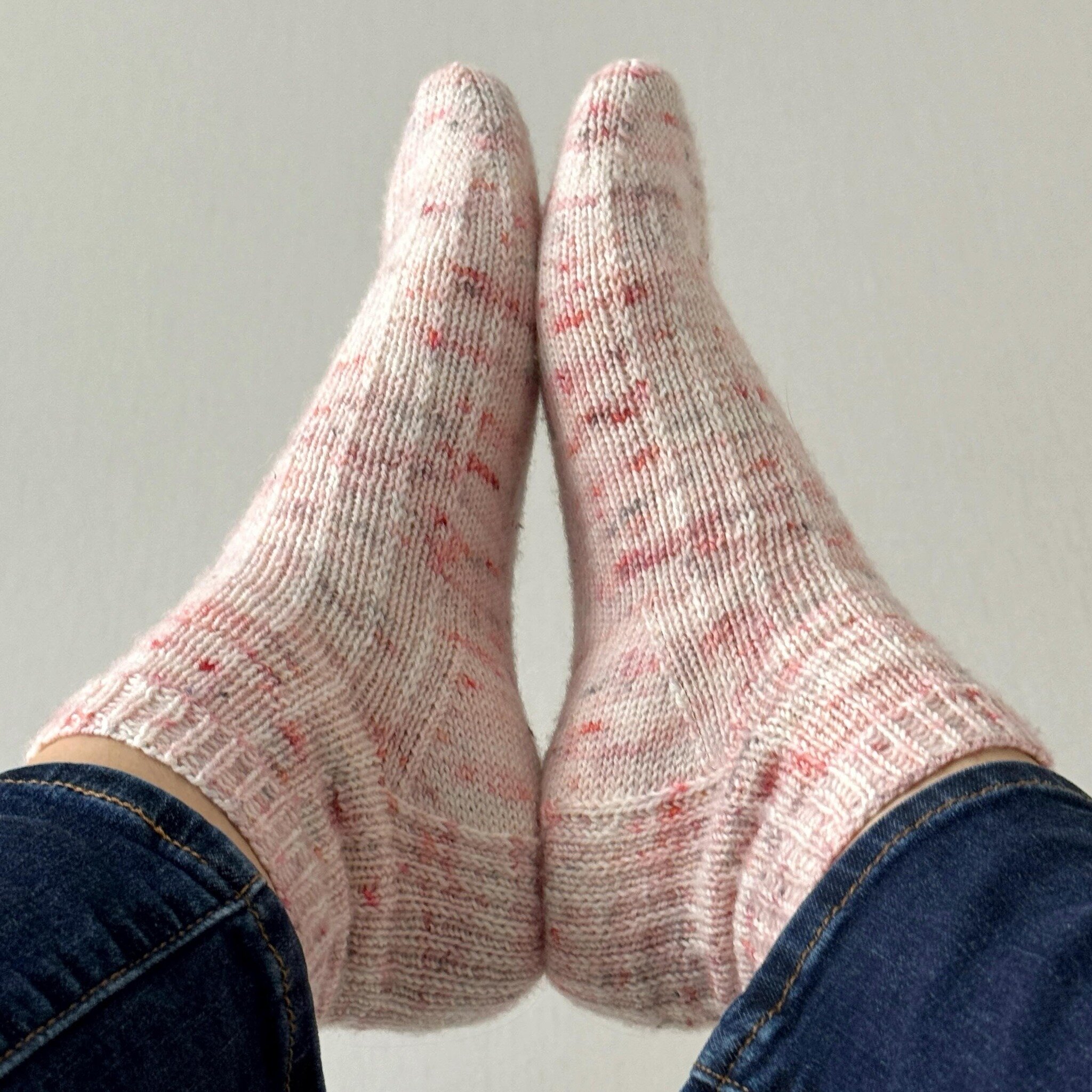 NEW - HAPPINESS SOCKS 💞

How this journey started...

Those of you who know me well, know that I never wear socks - not even in winter so I never had the urge to knit them, and to be honest, I always avoided knitting socks. I wanted to knit them as 