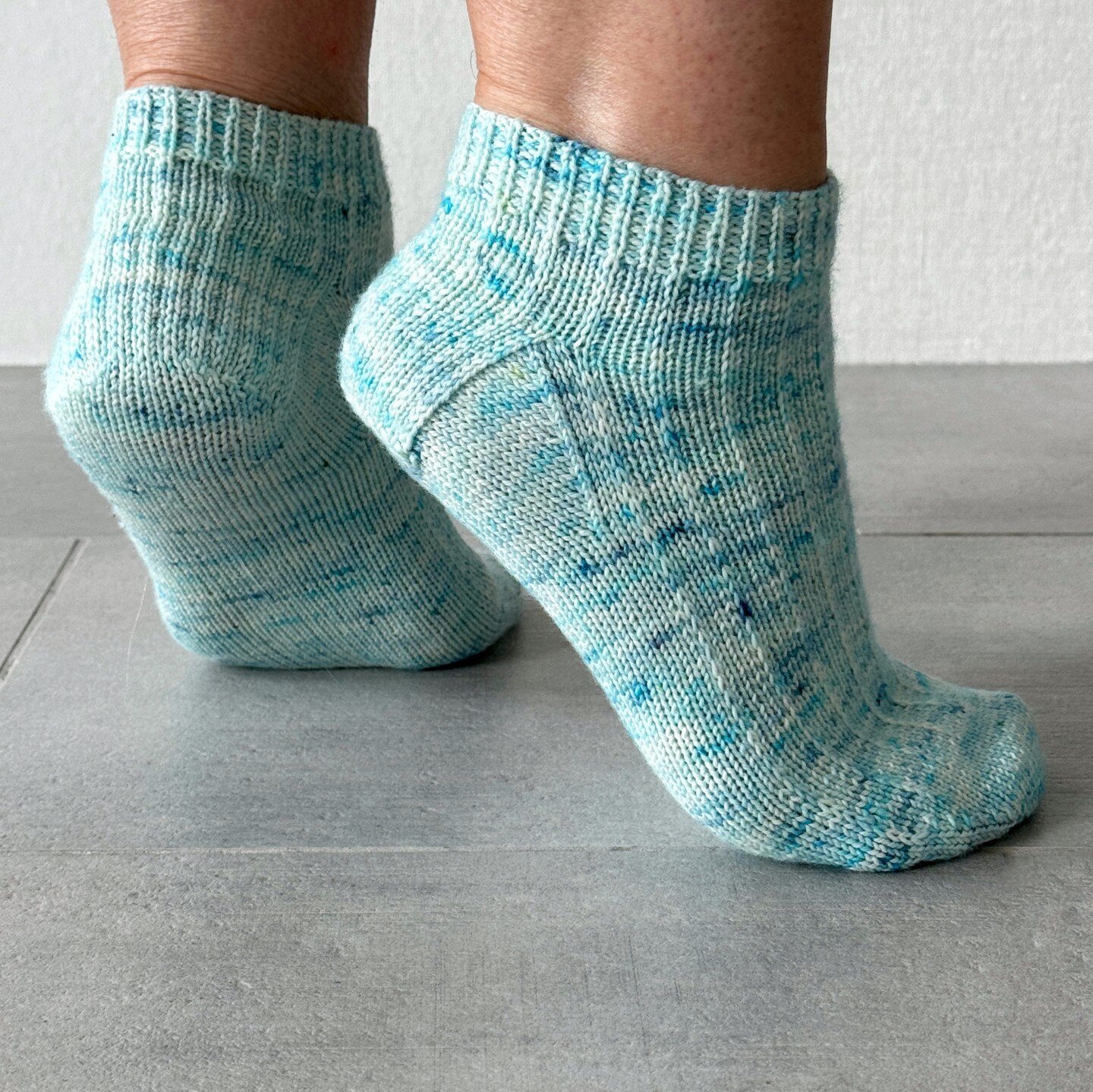 HAPPINESS SOCKS 🐚 

I finished the second pair of the Happiness socks in my most favorite color!

It reminds me of the sea and no wonder the color name is Noordzee (Dutch for the North Sea) of @gigglinggeckoyarns

I've reduced a few rounds of the le