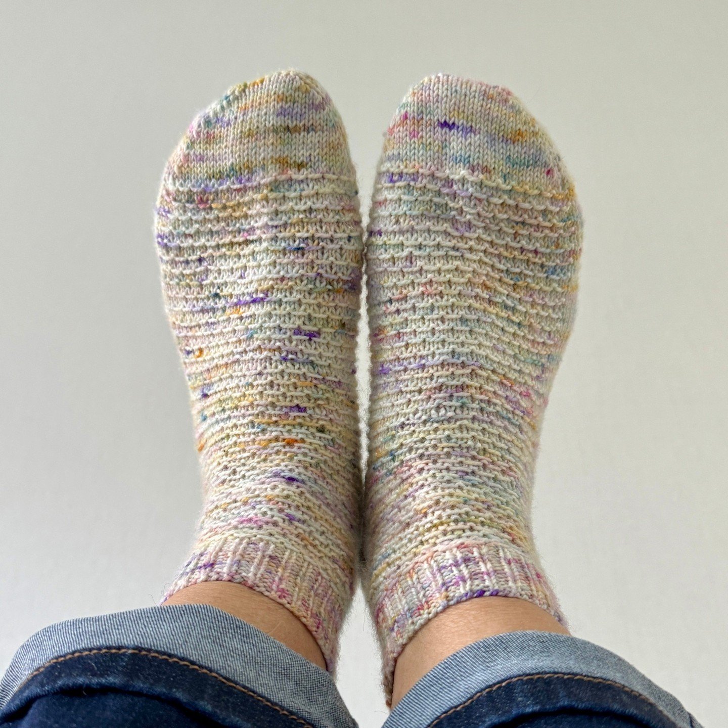 NEW - COASTAL SOCKS 🐚

A new pair of socks! 

This design is the perfect vacation or carry-along project, calling for less than one skein of fingering-weight (sock) yarn.

If you prefer mid-calf socks, no worries. Length of leg and feet are easy adj