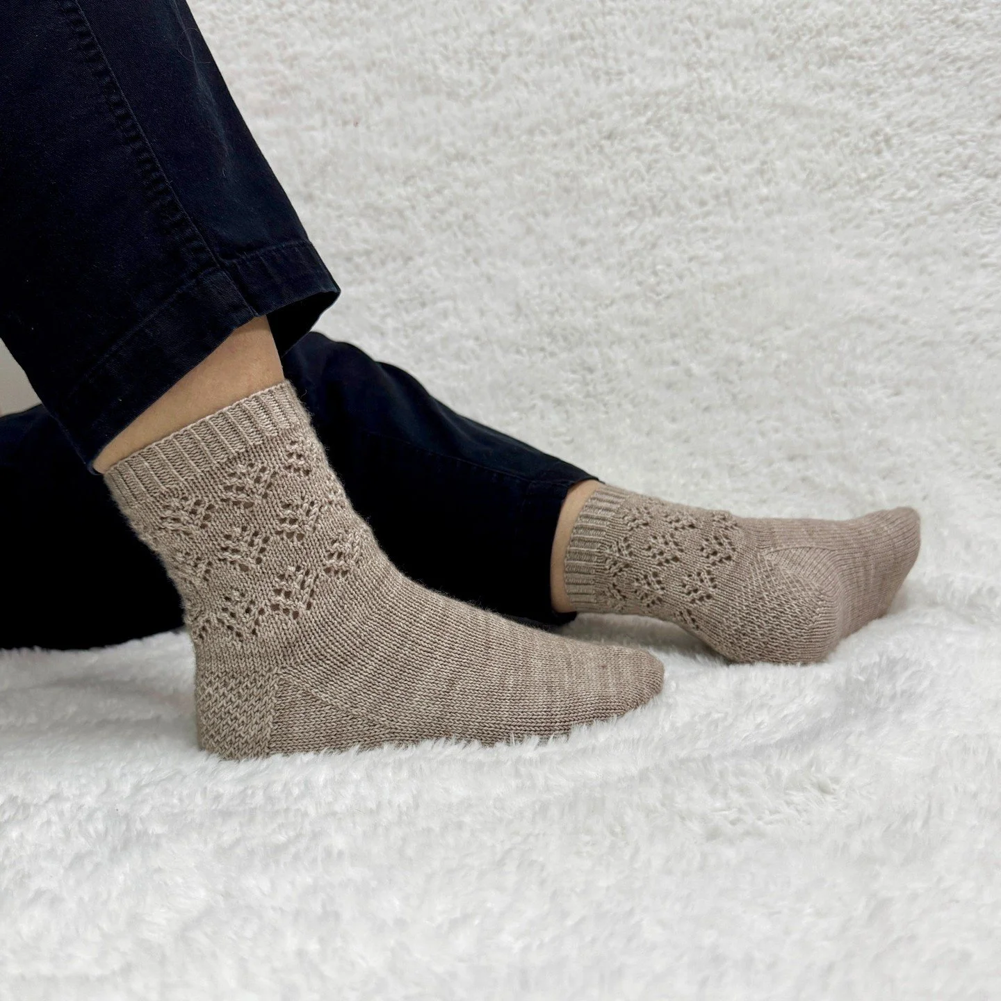 NEW - Frozen Loch socks 🐚

The cracked ice of a frozen lake on a winter morning gave me the inspiration for these socks (and a shawl).

I fell completely in love with this lace stitch pattern. After finishing the triangular shawl, named Frozen Loch,