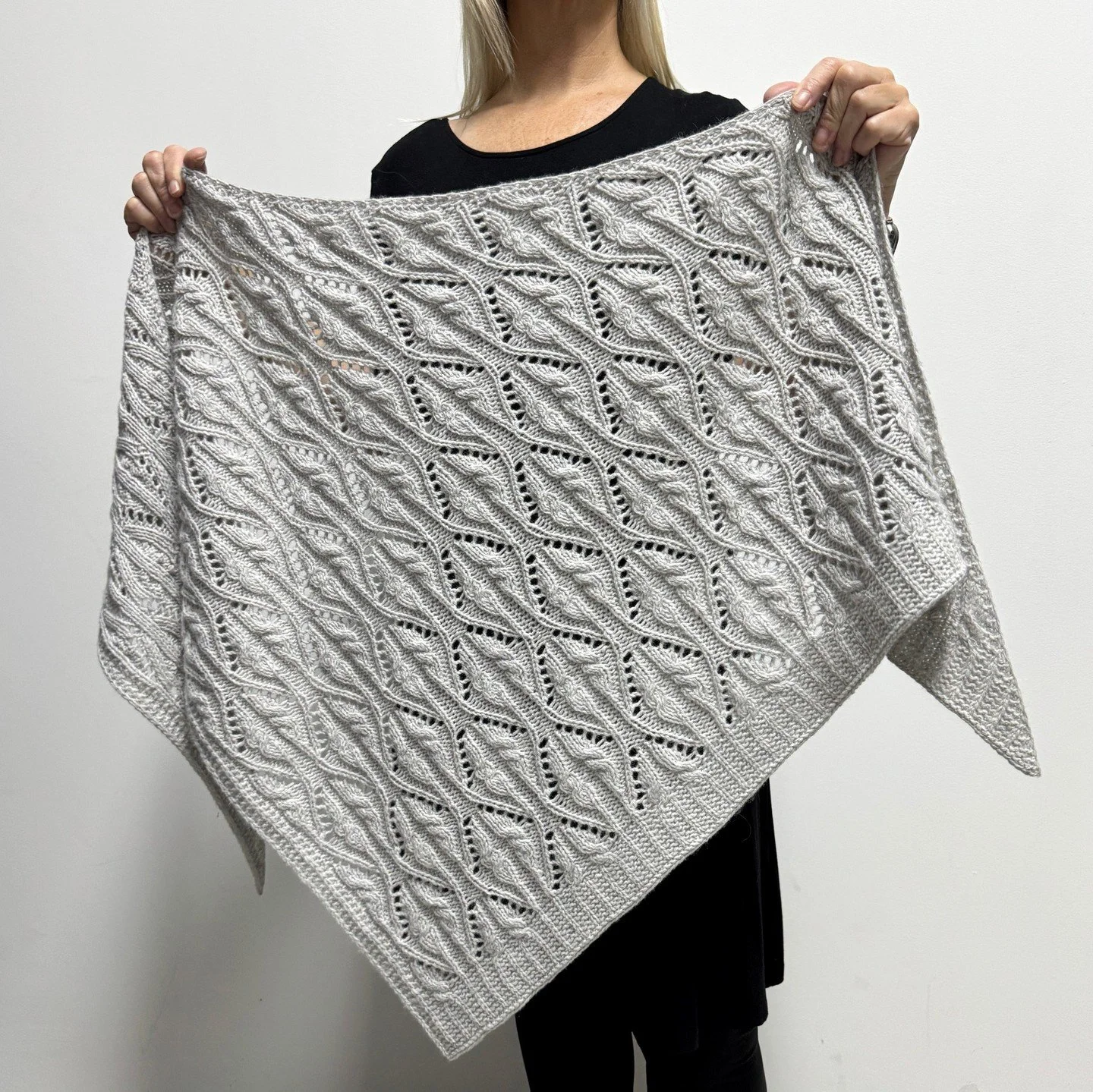 NEW - MAREAS shawl 🐚

Mareas is Spanish for &lsquo;tides&rsquo; and this triangular shawl captures the strength and rhythm of the sea. Flowing cables and an airy lace stitch pattern echo the rise and retreat of waves, always in motion, always beginn
