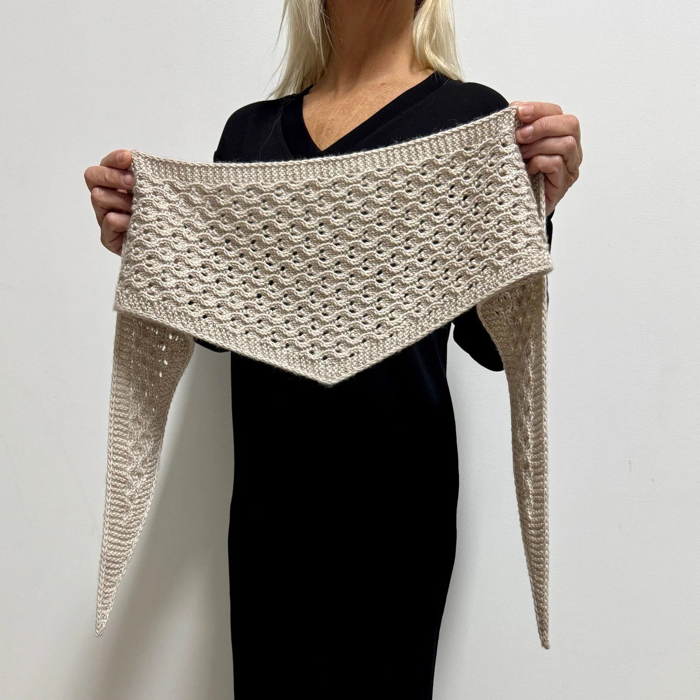 NEW Shore Ripples scarf &amp; celebration weekend 🐚 

Shore Ripples is a bandana scarf inspired by the quiet movement of water along the shore. Gentle ripples and a steady flow shape the fabric into soft, rhythmic lines. The design follows the repea