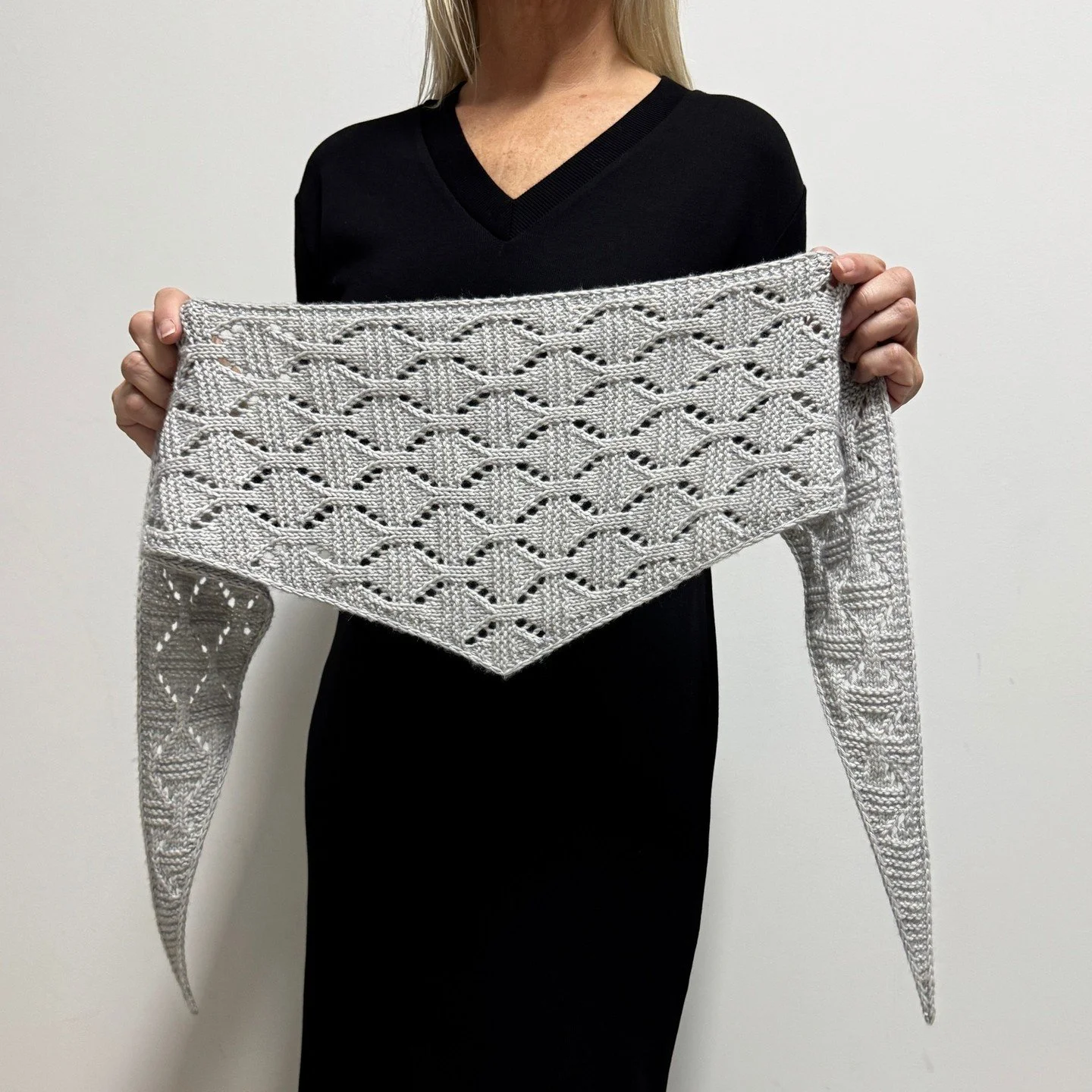 NEW - Salty Winds scarf 🐚

Exciting news, fellow knitting enthusiasts! I am thrilled to unveil my latest design.

Salty Winds is inspired by the steady coastal air that moves across the sea and along the shoreline. The textured stitch pattern reflec