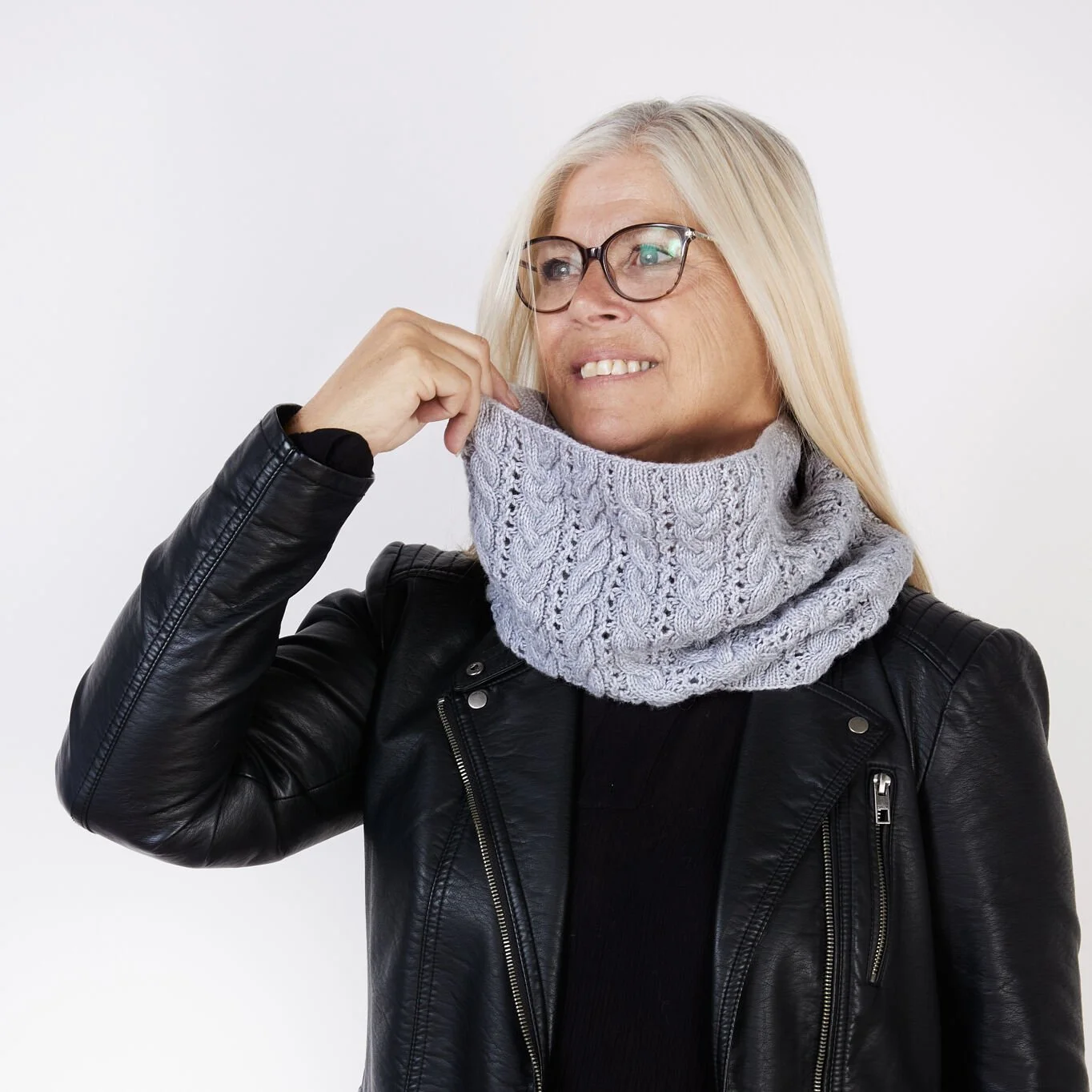 NEW - Shifting Shores cowl 🐚 

The Shifting Shores cowl is a mesmerizing knitting pattern inspired by the ever shifting rhythms of the sea. This design captures the movement of water with flowing cables that mimic the movement of water and delicate 