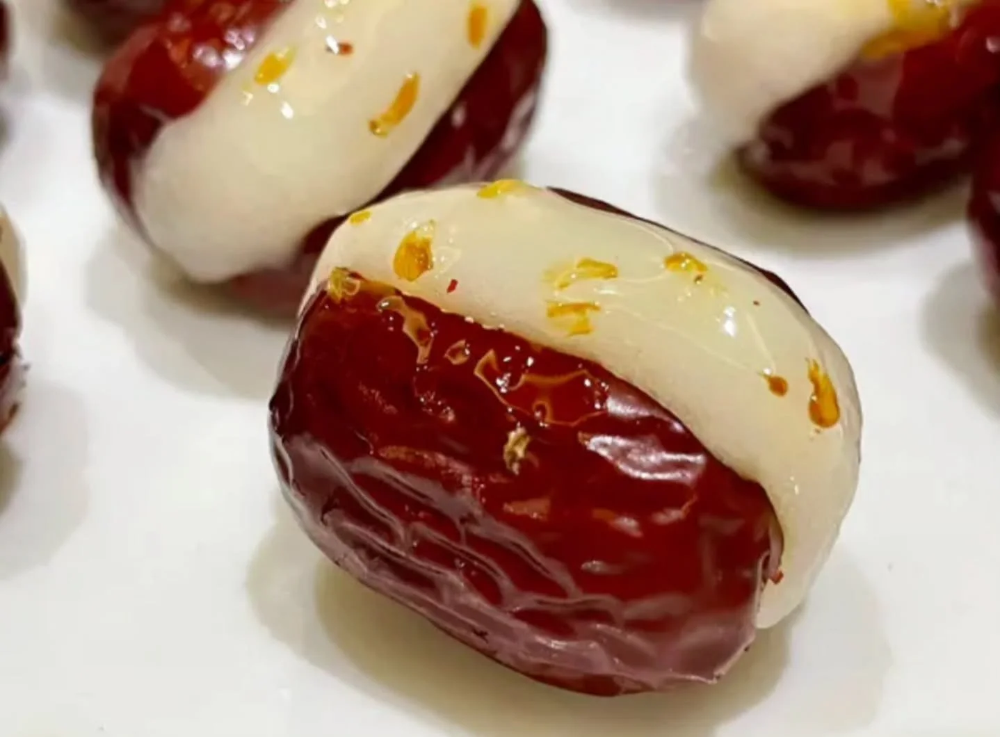 Dr Xiang Jun Delicacy for Divine Series: Melting Heart 

Ingredients:&nbsp; Dates, Glutinous Rice Mochi, Gentle Love ❤️❤️❤️

TCM Benefits: Nourishes Blood, Gut Healing, Warms Heart 

天厨妙供系列: 心太软红枣糯米

材料: 红枣，糯米，绵绵爱心

中医食疗益处: 养血补胃暖心

drxiangjun.com
---
