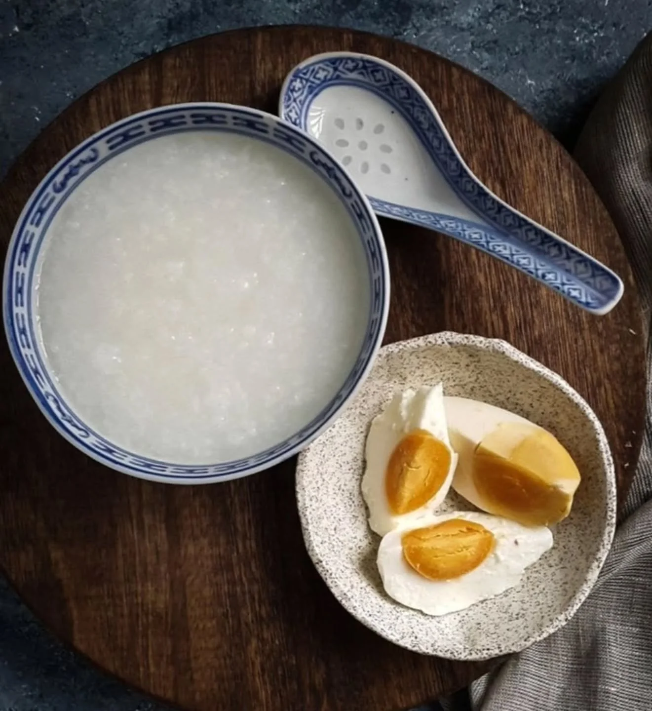 Dr Xiang Jun Delicacy for Divine Series: Simple Salted Egg Congee

Ingredients:&nbsp;Rice Congee, Salted Egg, Simple Simplicity ❤️❤️❤️

TCM Benefits: Nourishes Kidneys, Warms Stomach, Calms Heart

天厨妙供系列: 简简单单咸蛋白粥

材料: 白粥，咸蛋，简简单单平平静静

中医食疗益处: 补肾温中，平静
