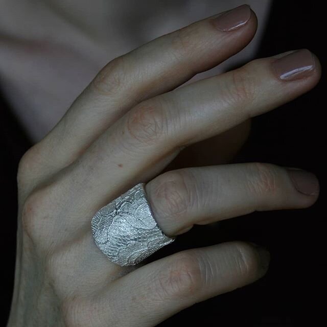 Xxxwide lace ring in sterling silver. Looks great on big hands 🖐✌🤟 #extrawidering #tubering #vdeuxjewelry #lacering #vdeux