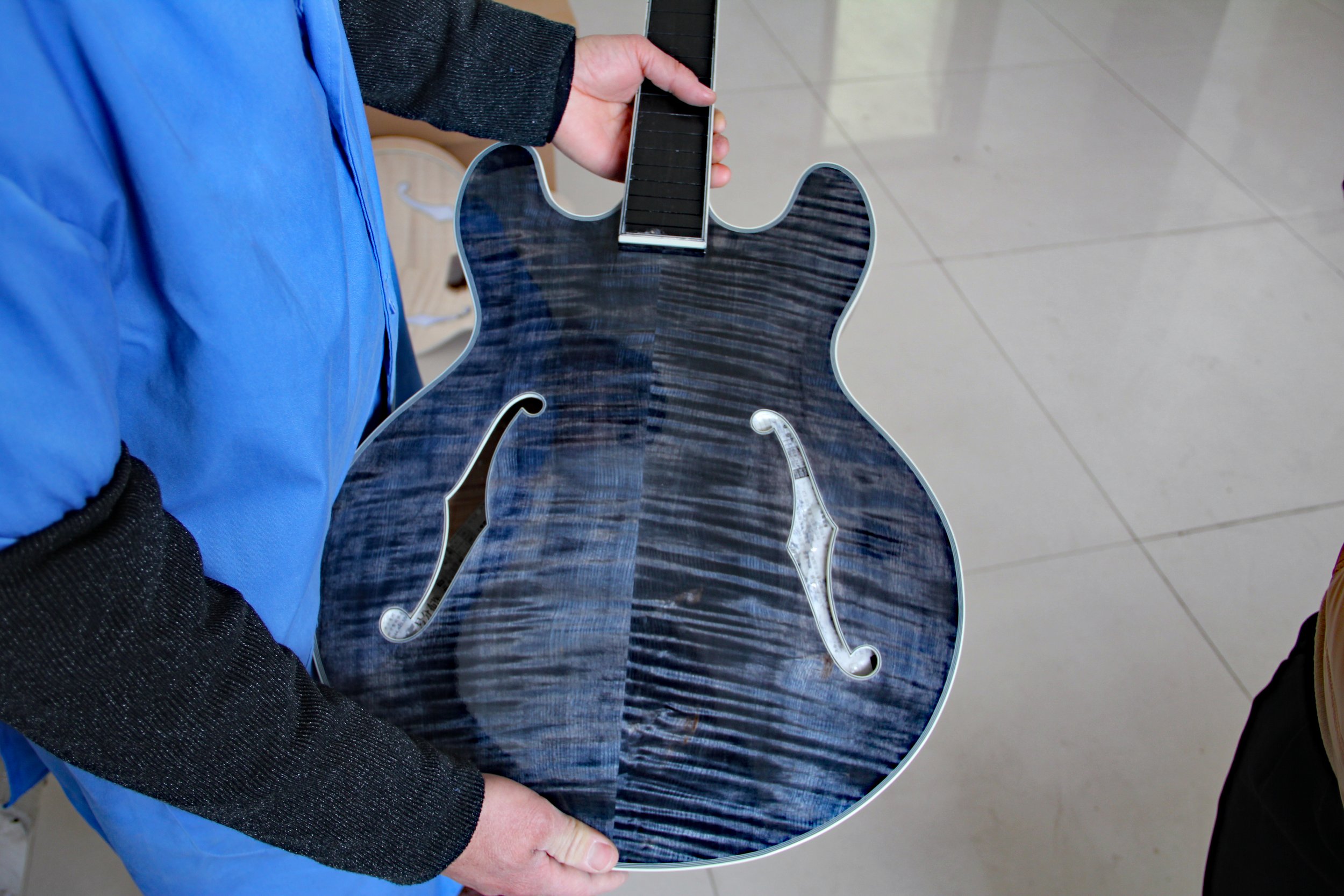 Dejawu Guitars - hand carved semi acoustic guitar, grey