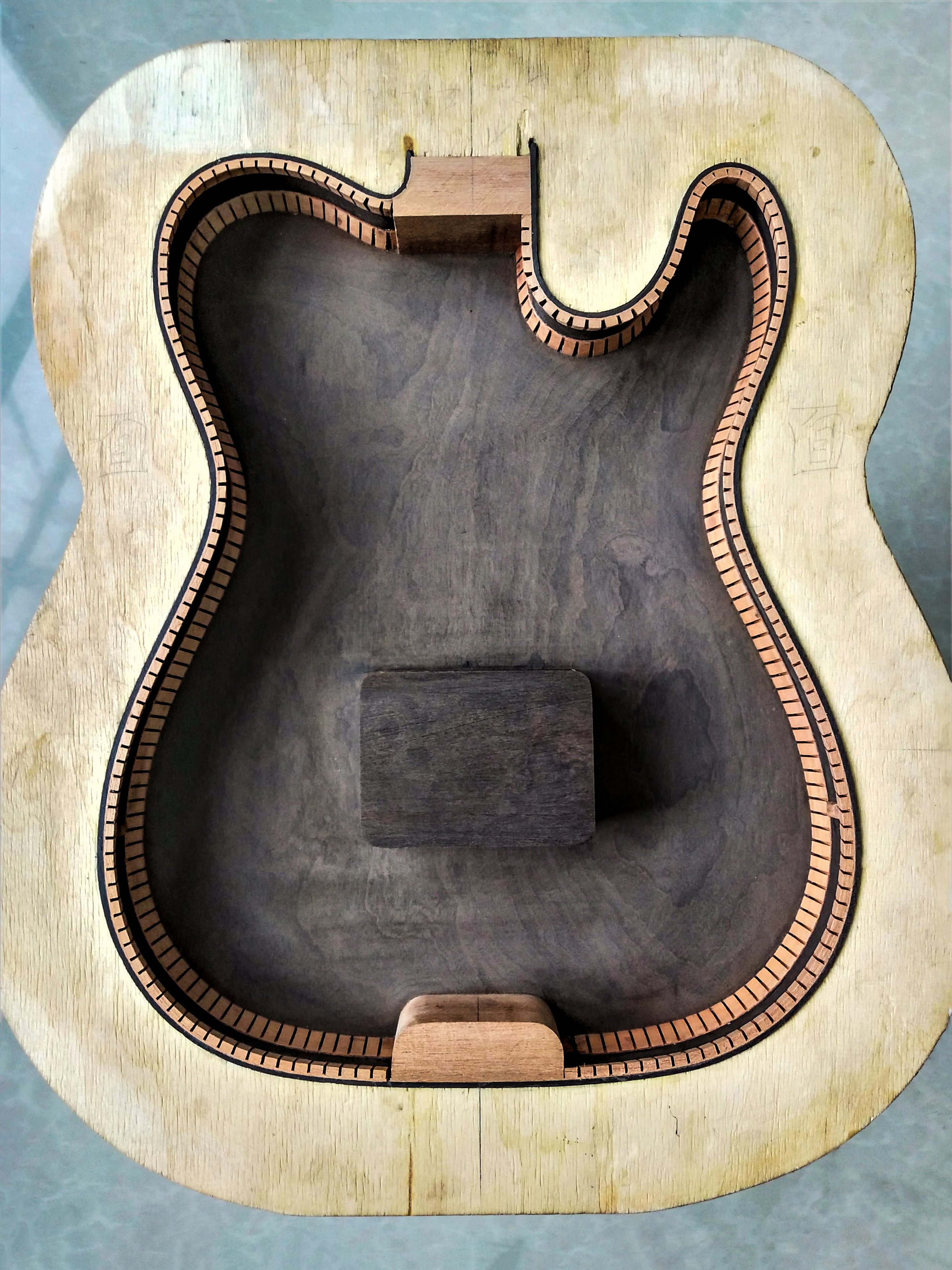 Dejawu Guitars - inside semi hollow body with kerfing