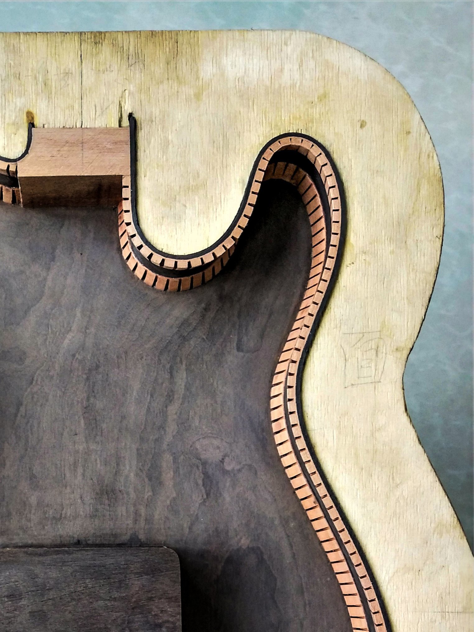 Dejawu Guitars - inside semi hollow body with kerfing