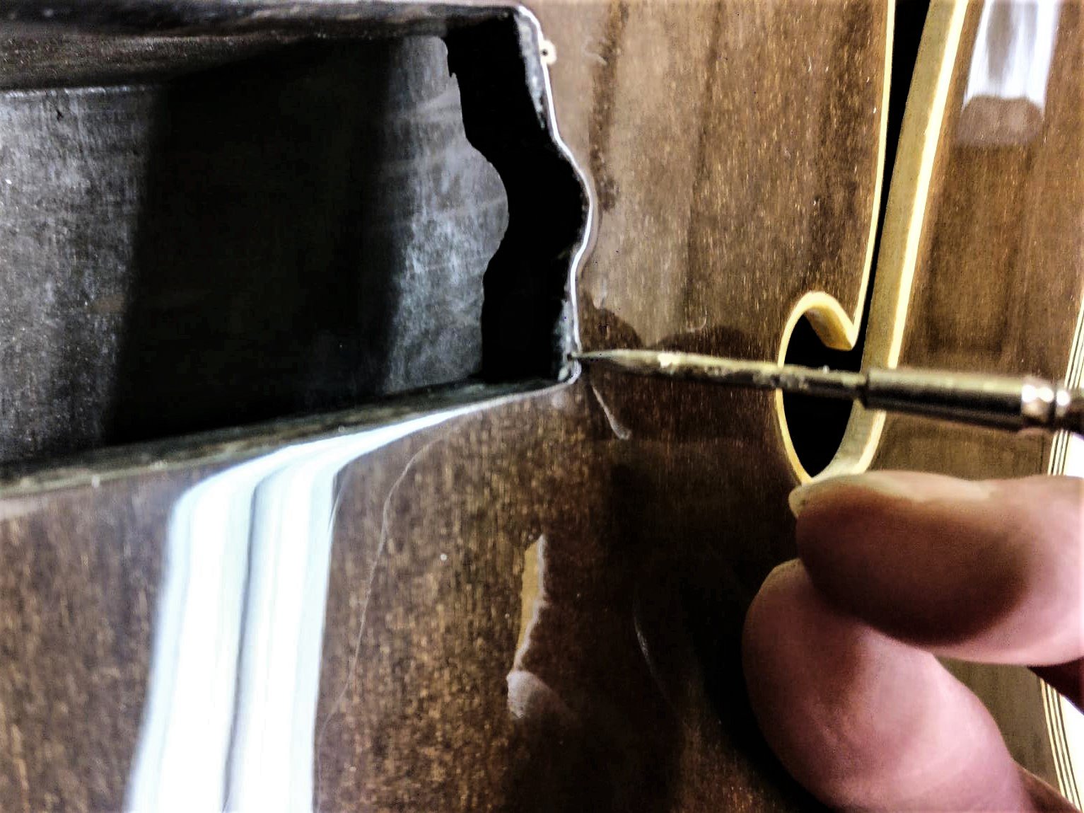 Dejawu Guitars - Hand carving a semi hollow guitar from 7500-year-old sinker wood.