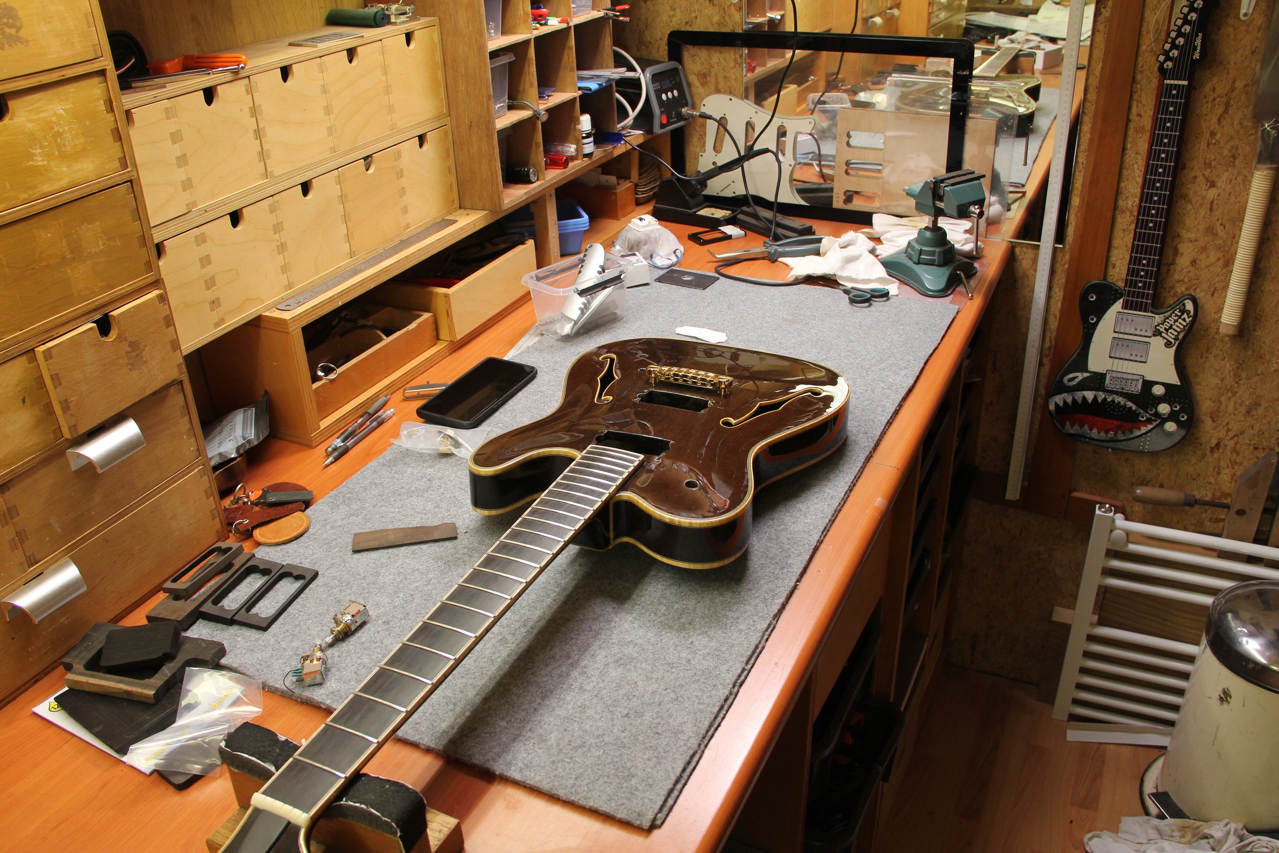 Dejawu Guitars - Hand carving a semi hollow guitar from 7500-year-old sinker wood.