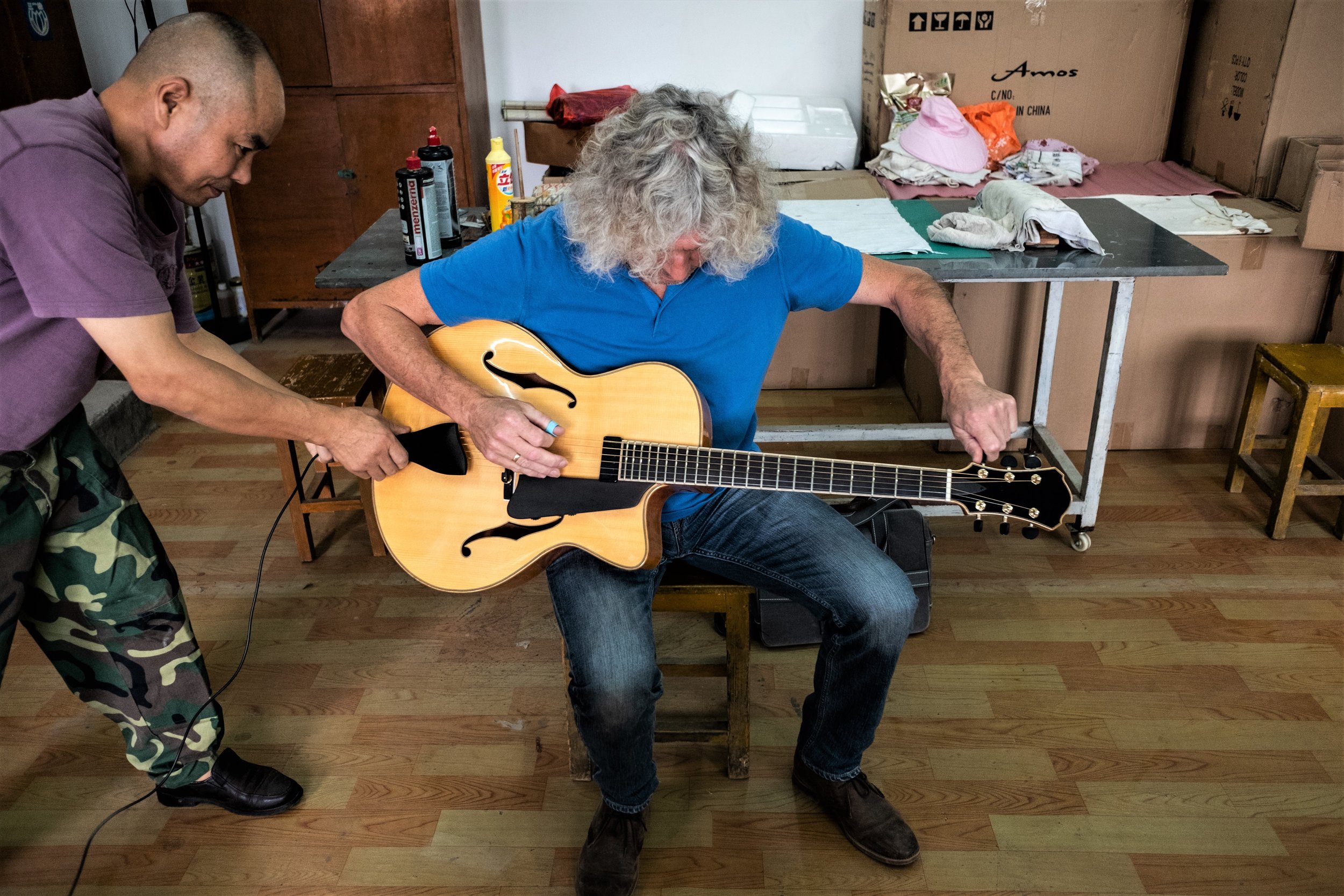 Dejawu Guitars - Derk Jan playing Guitar 2.jpg