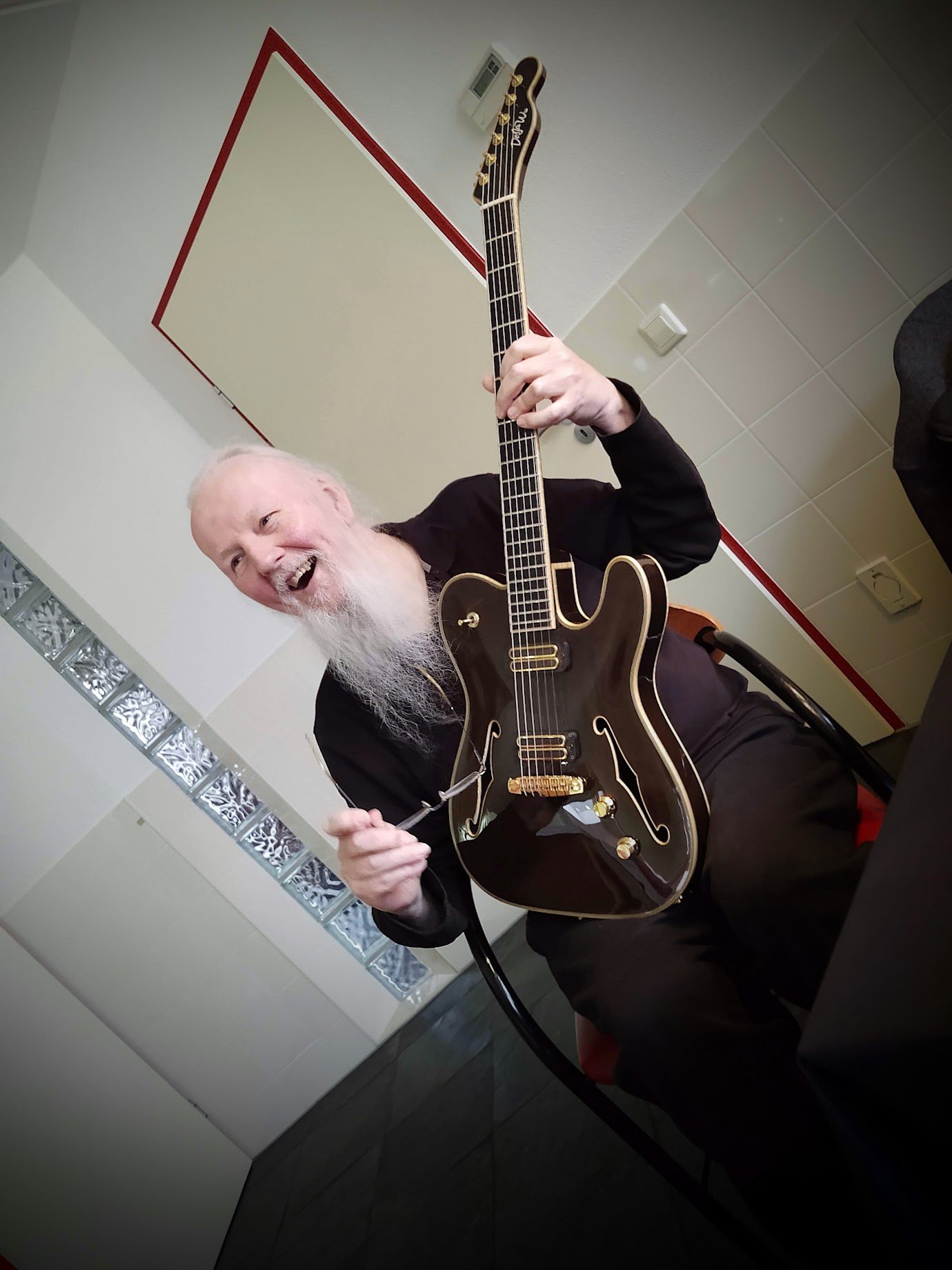 Mis bekennen schrijven Derk Jan Lievers en Alan Gascoigne te gast bij Paul's Kitchen met 7500 jaar  oude gitaar! — Dejawu Guitars