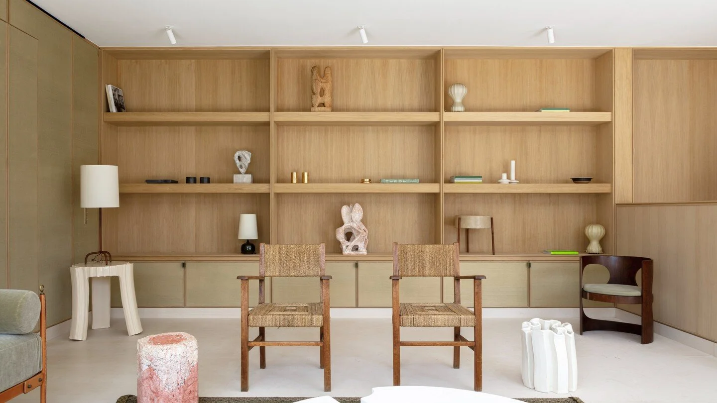 Montaigne avec @afterbachstudio et@vedes_bois
Magnifique design d'un appartement &agrave; Paris
📸@annick_vernimmen_photography
📐habillage mural tissu @hollandandsherry_paris et
agencement sur mesure @vedes_bois
#afterbach
#interiordesignstudio
#par