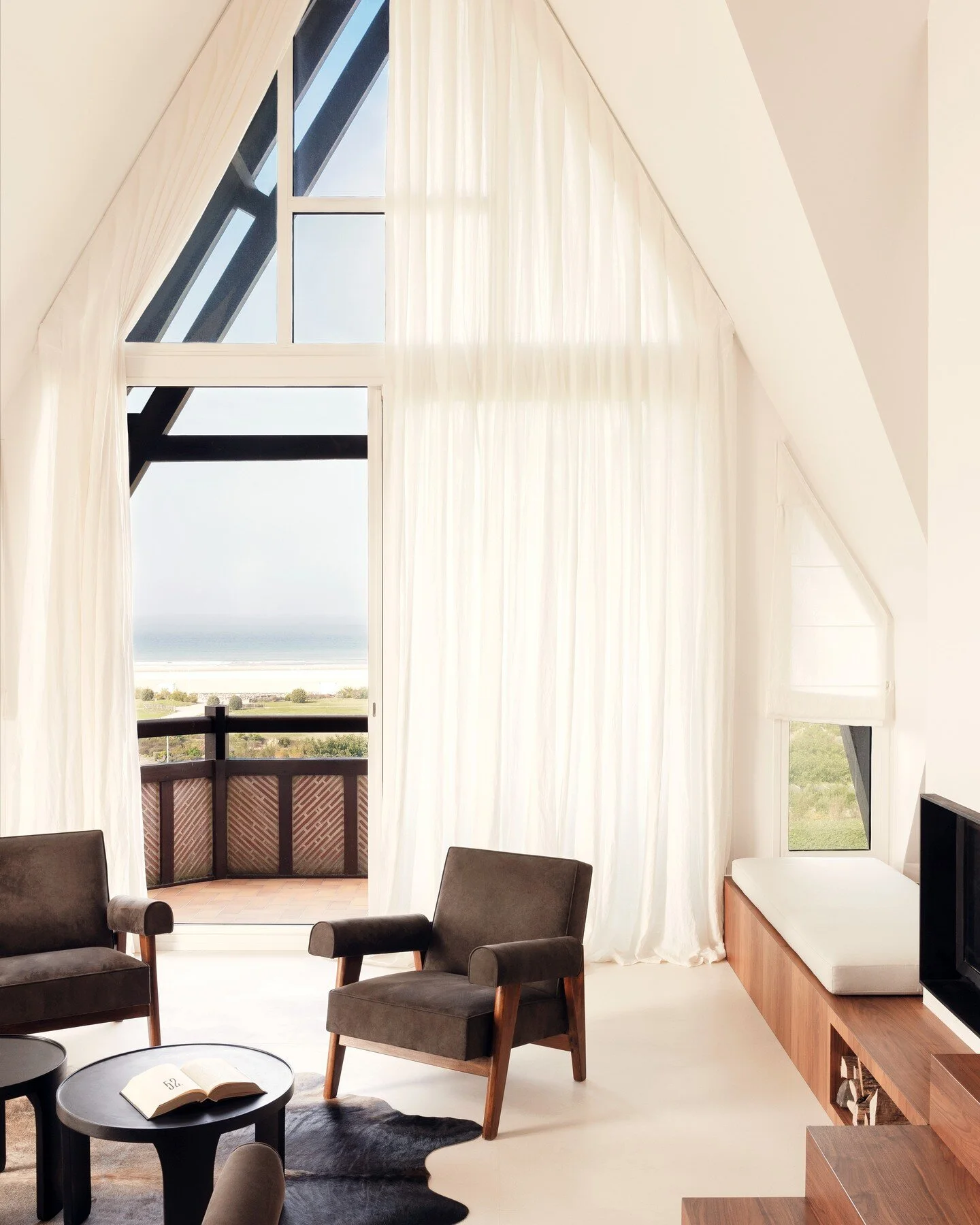 Deauville avec @j.a.u.n.e
Joli r&eacute;novation d'un duplex &agrave; Deauville
📸@yannick__labrousse
#jaune
#jaunearchitecture
#architectureinteriuere
#inetriordesign
#livingroom
#deauville