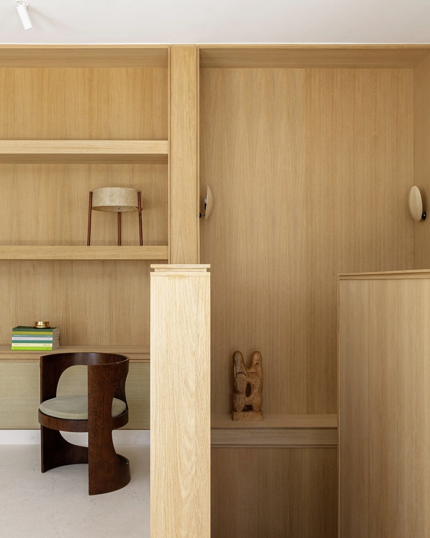 Montaigne avec @afterbachstudio /@francescobalzano_ et @vedes_bois 

La Beaut&eacute; Du Bois sous toutes les formes 

 📸@annick_vernimmen_photography
📐Toujours bois sur mesure @vedes_bois 

#afterbach
#interiordesignstudio 
#paris
#bois 
#homedeco
