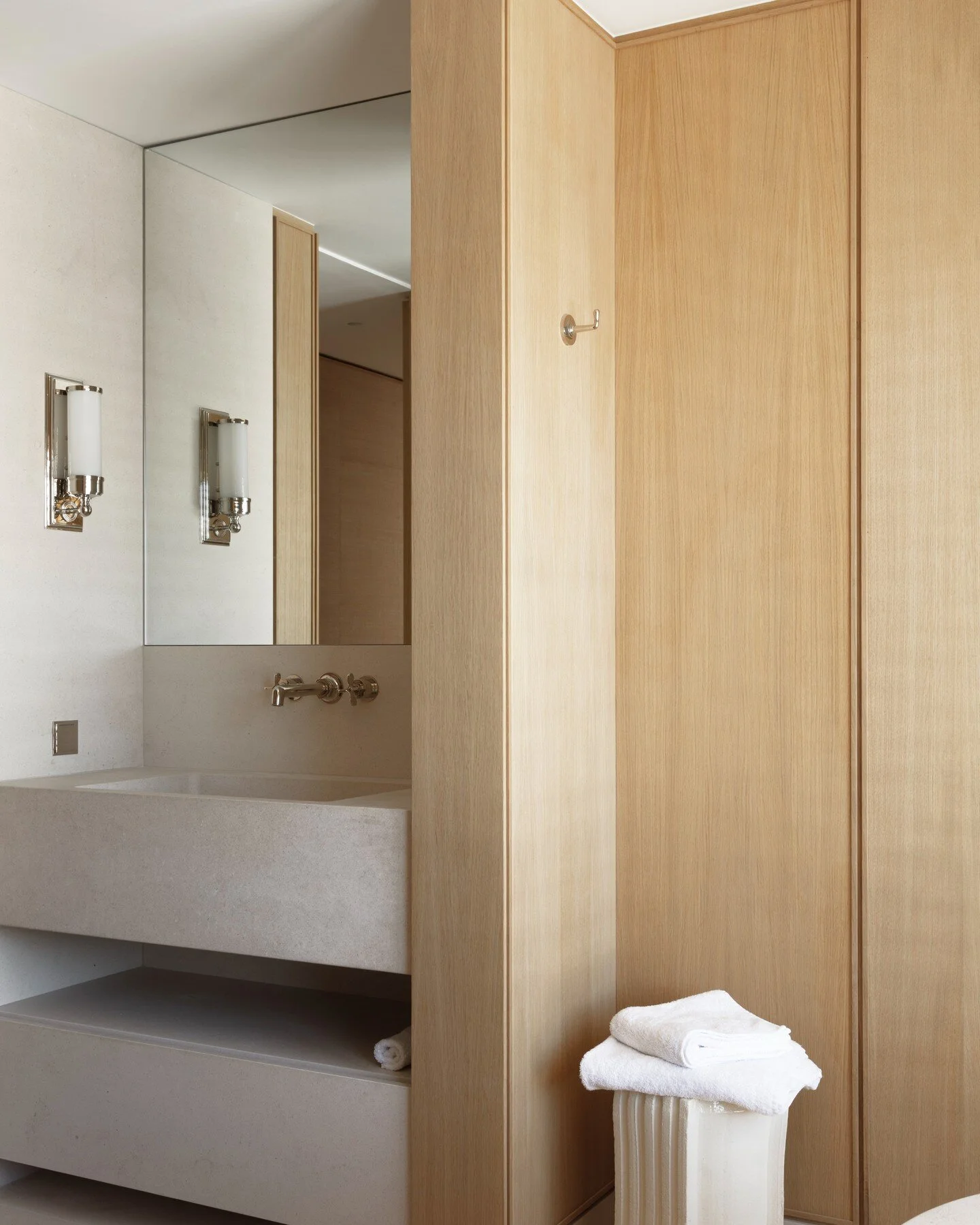 Montaigne avec @afterbachstudio /@francescobalzano_ et @vedes_bois

L'ambiance tendre entre le bois et la marbre

📸@annick_vernimmen_photography
📐Toujours bois sur mesure @vedes_bois
🚿robinettrie @waterworksto 
💡interrupteur @maisonmeljac 
 #afte
